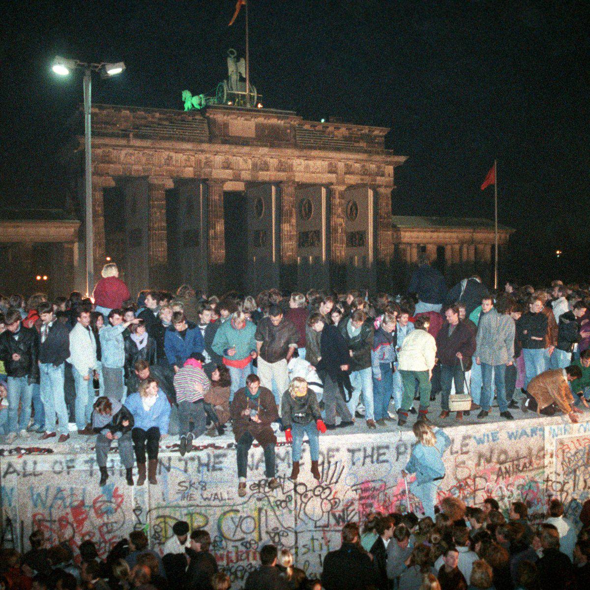 $!Los berlineses se trepan en el muro, nov. 8 1989.