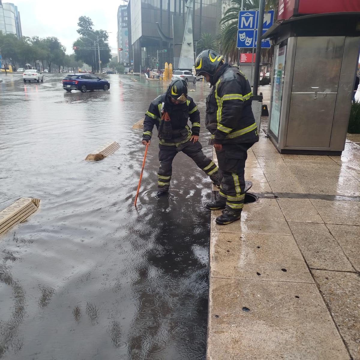 $!Lluvias dejan inundaciones y caída de árboles en CDMX; se desborda presa en Naucalpan