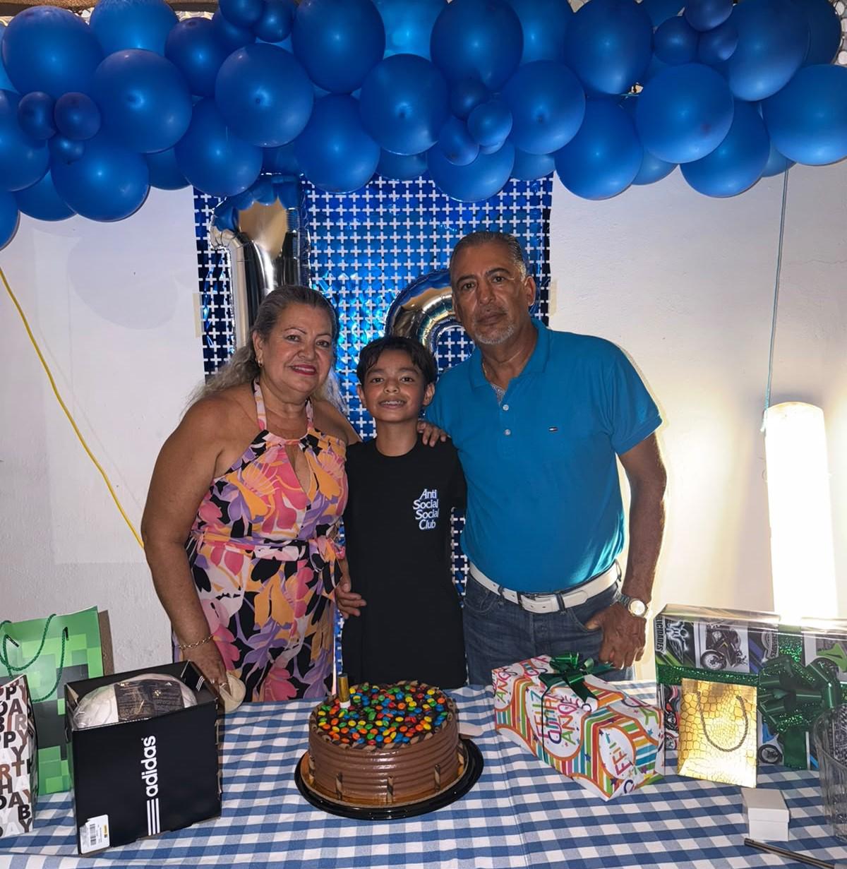 $!Miriam Jiménez y Guillermo Portillo con el cumpleañero.