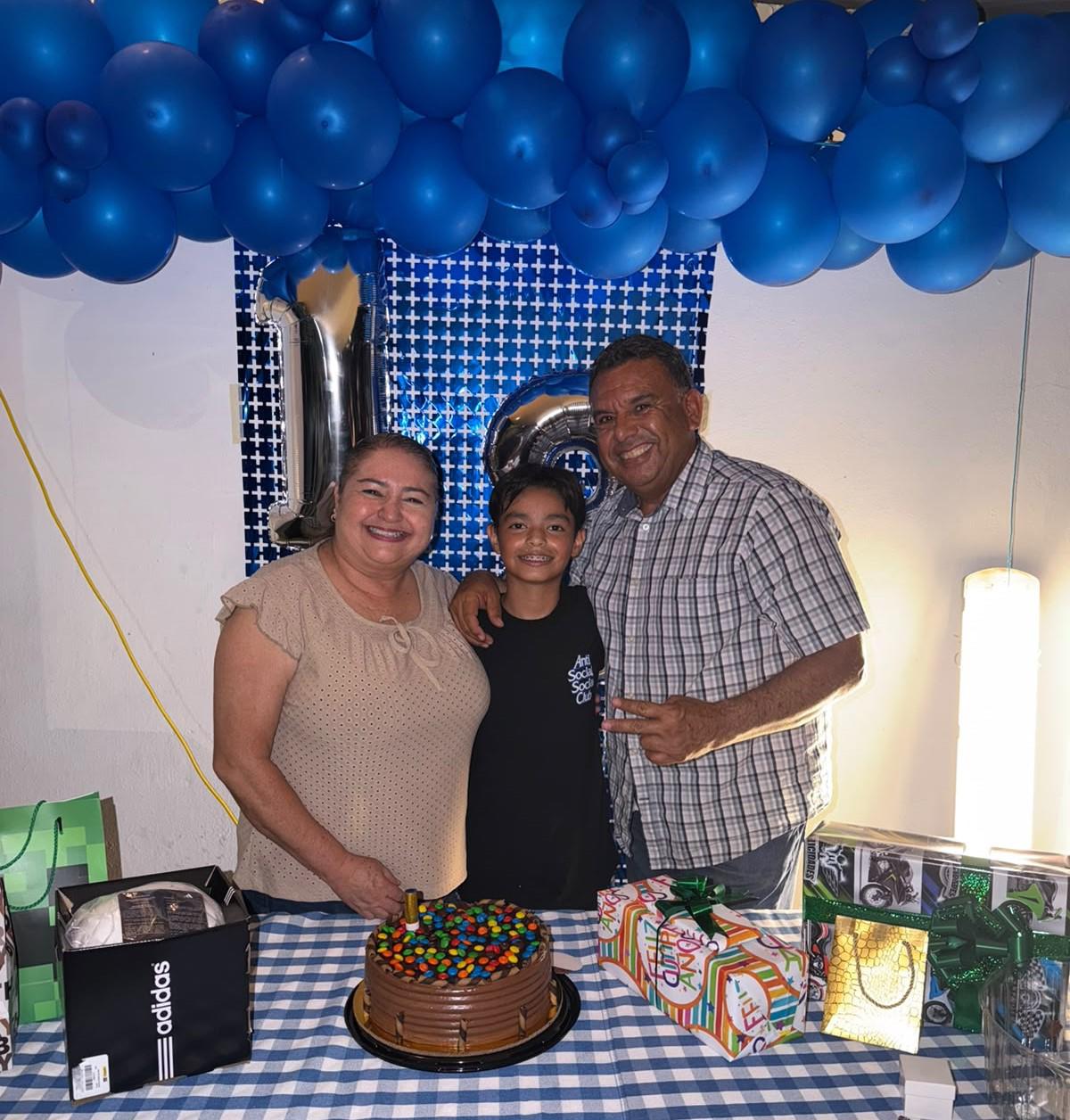 $!Marisela González y Heriberto Estrada junto al festejado.