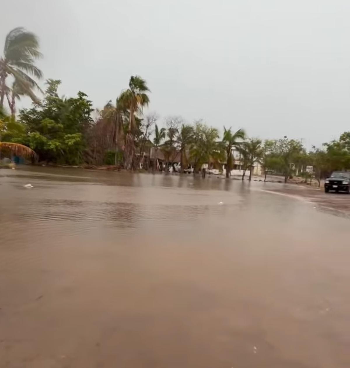 $!Remanentes de ‘Vance’ inundan accesos a El Maviri y paralizan la actividad comercial en la costa de Ahome
