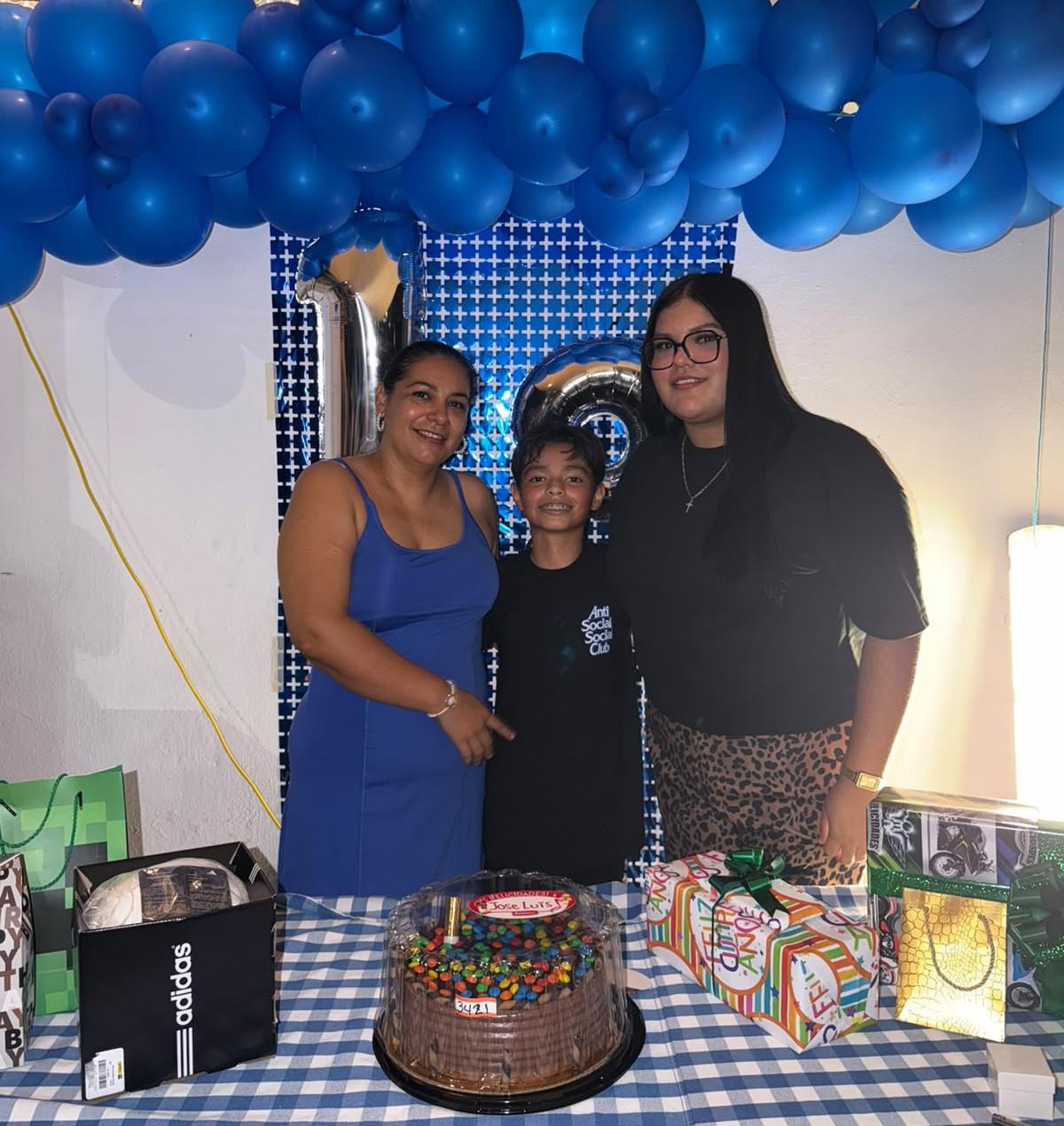 $!Yolanda Portillo y Ciara Zoé Ornelas con el cumpleañero.