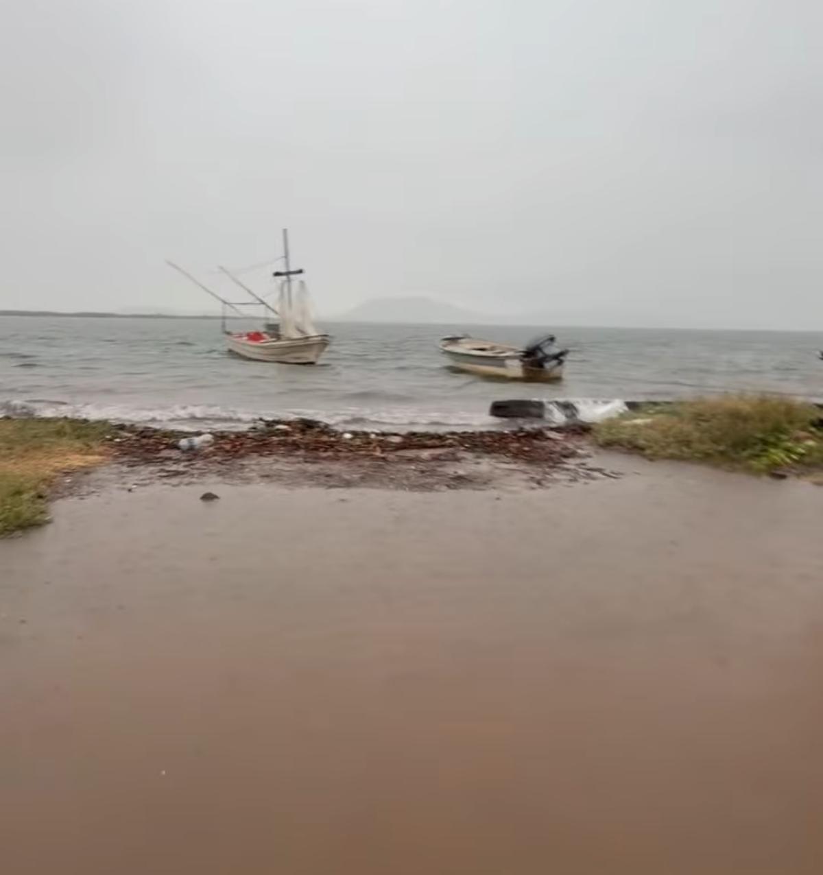 $!Remanentes de ‘Vance’ inundan accesos a El Maviri y paralizan la actividad comercial en la costa de Ahome