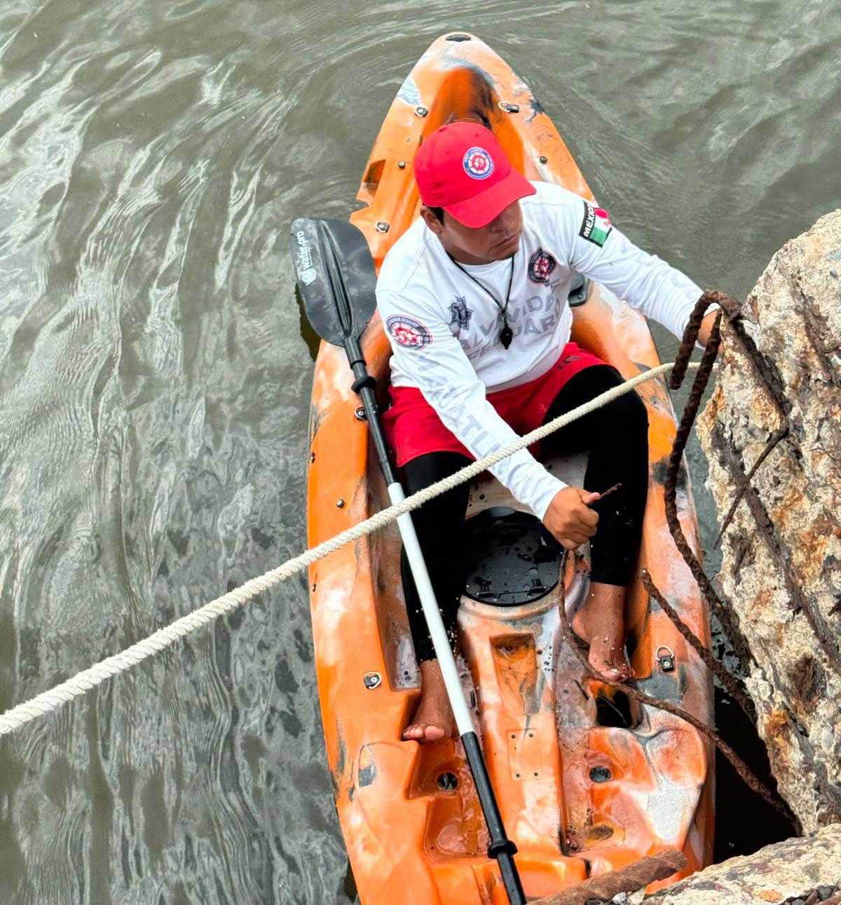 $!Para evitar que la basura llegue al mar, repara MazConCiencia biobarda en el Puente Juárez
