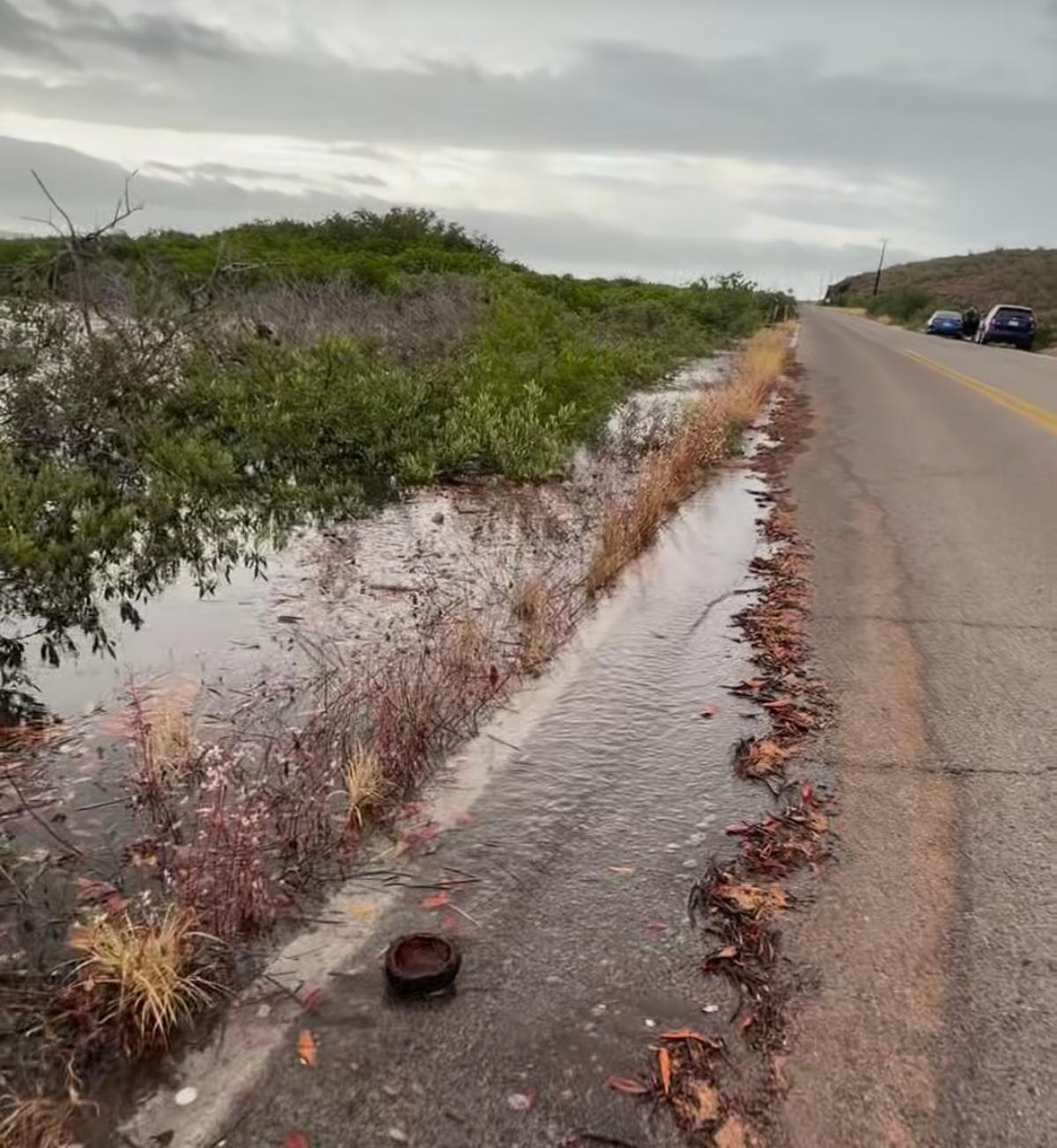 $!Remanentes de ‘Vance’ inundan accesos a El Maviri y paralizan la actividad comercial en la costa de Ahome
