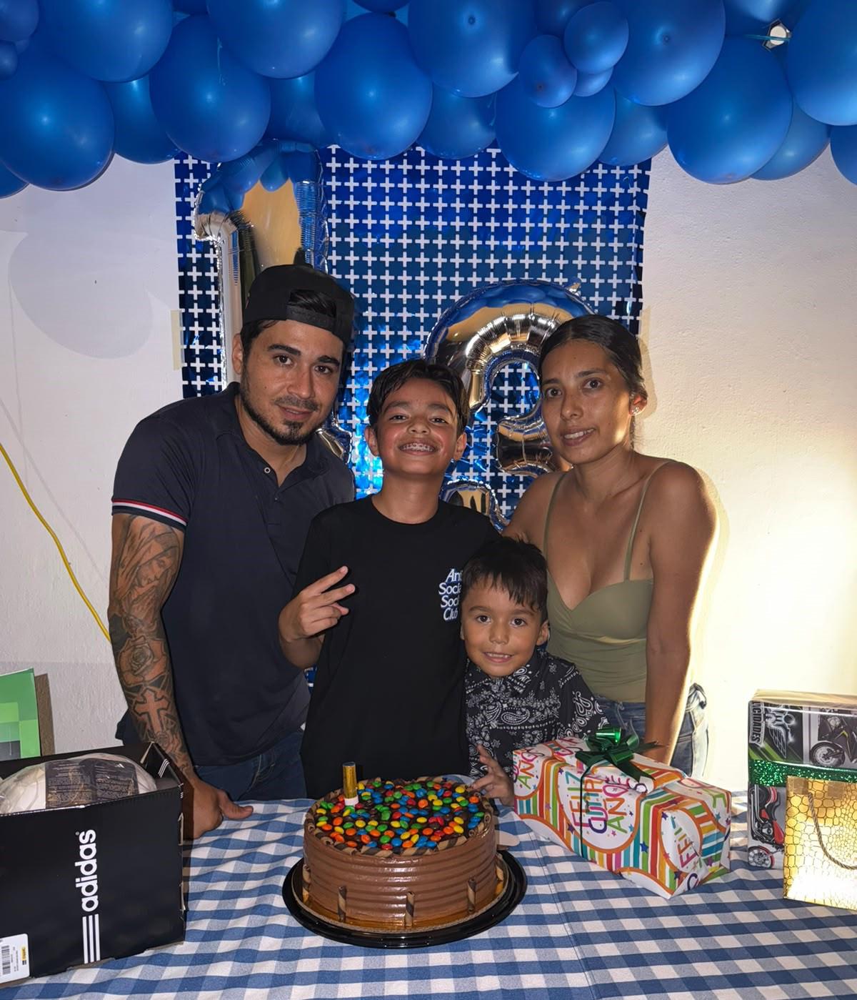 $!El cumpleañero entre sus padres Héctor Robledo y Daniela Portillo, y su hermanito menor Héctor Daniel.