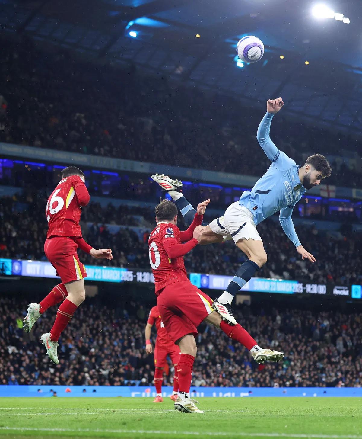 $!Liverpool refuerza su liderato con contundente victoria sobre el Manchester City en el Etihad