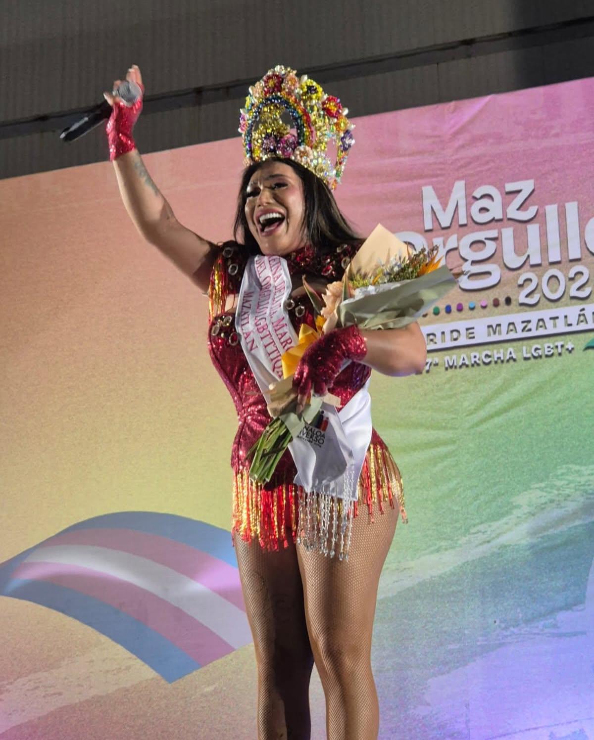 $!Karina Torres luce la corona “Jardín de Orgullo”, una creación inspirada en la diversidad, la libertad y la autenticidad.
