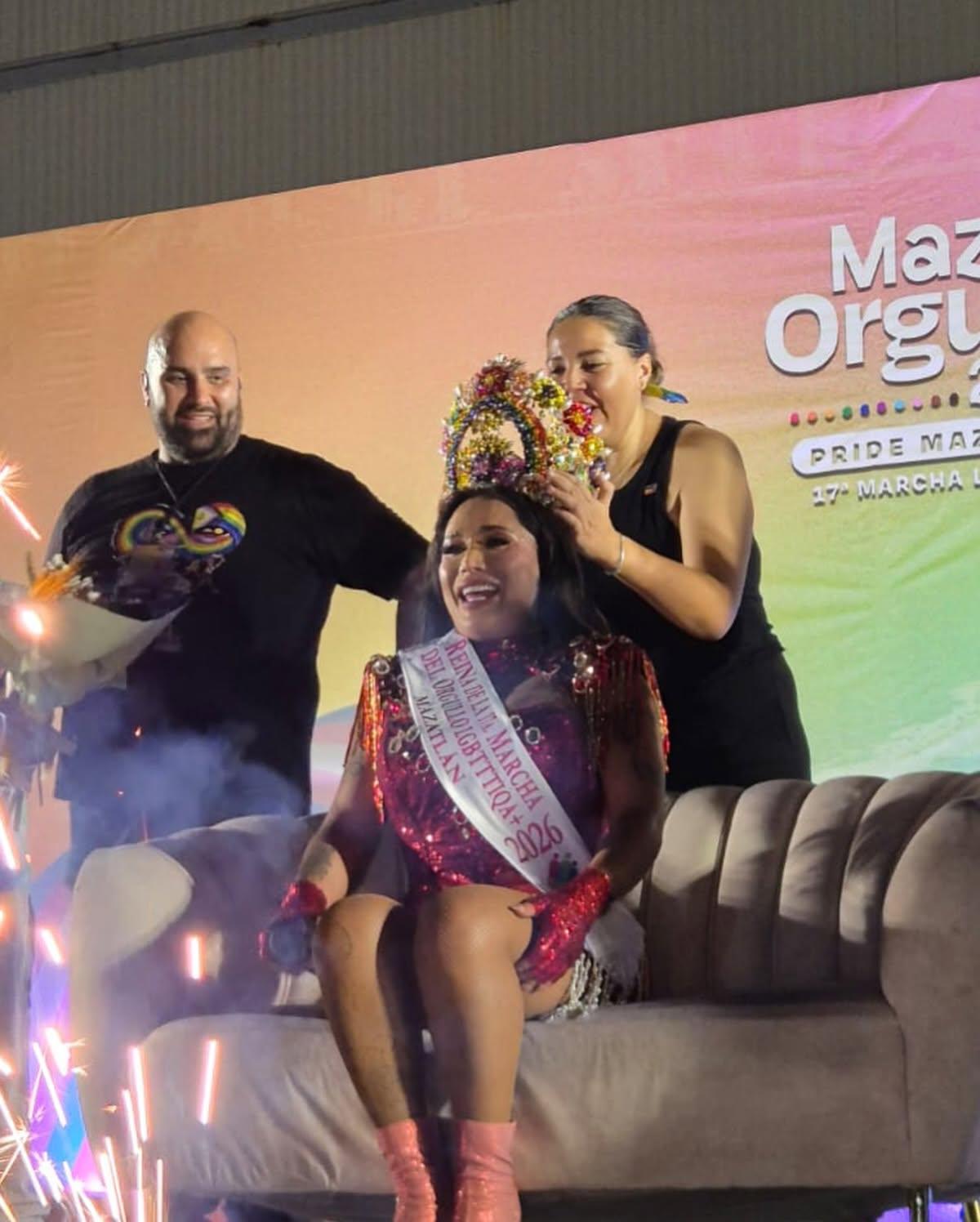 $!La Reina Maz Orgullo 2026, Karina Torres, es coronada con la pieza “Jardín de Orgullo” durante las actividades del Pride Mazatlán.