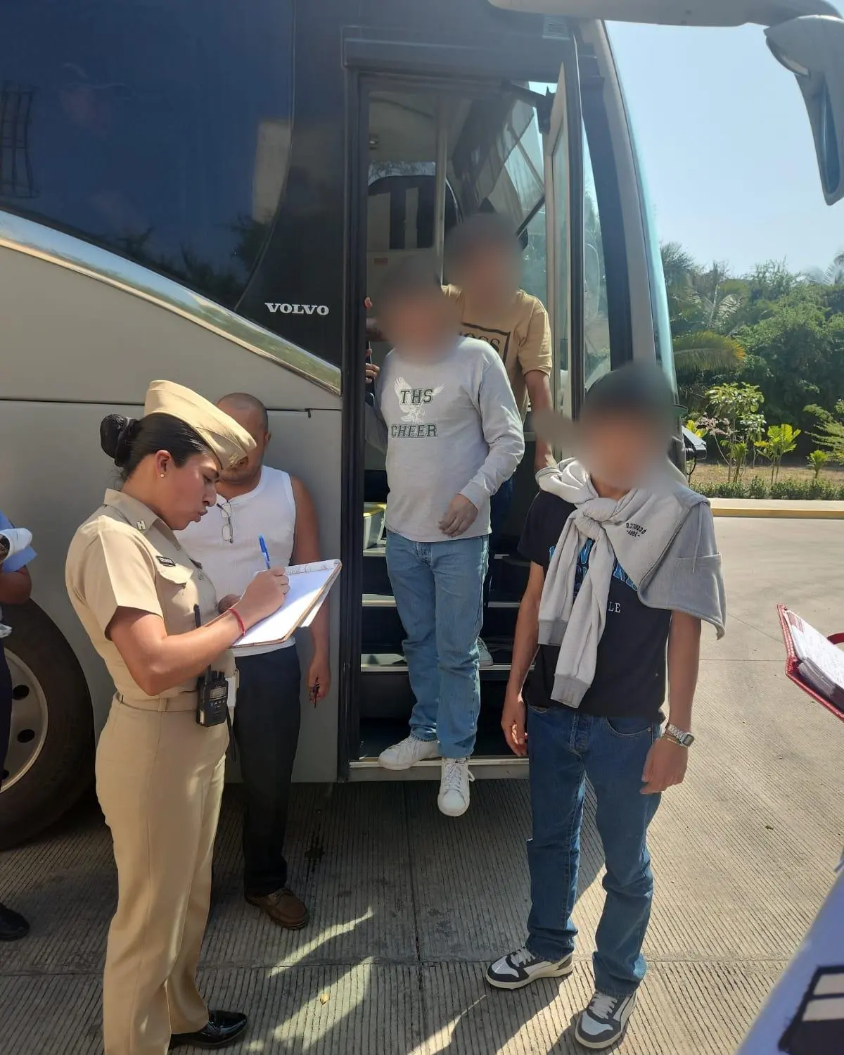 $!Rescata Marina a 17 personas afectadas por despojo de autobús y a 4 más, tras bloqueos carreteros en Compostela, Nayarit