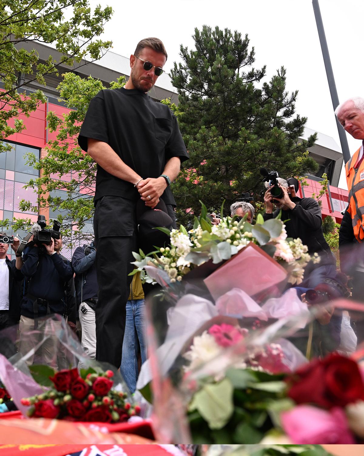 $!Despiden a Diogo Jota y André Silva en un funeral marcado por el silencio, las flores y el amor eterno