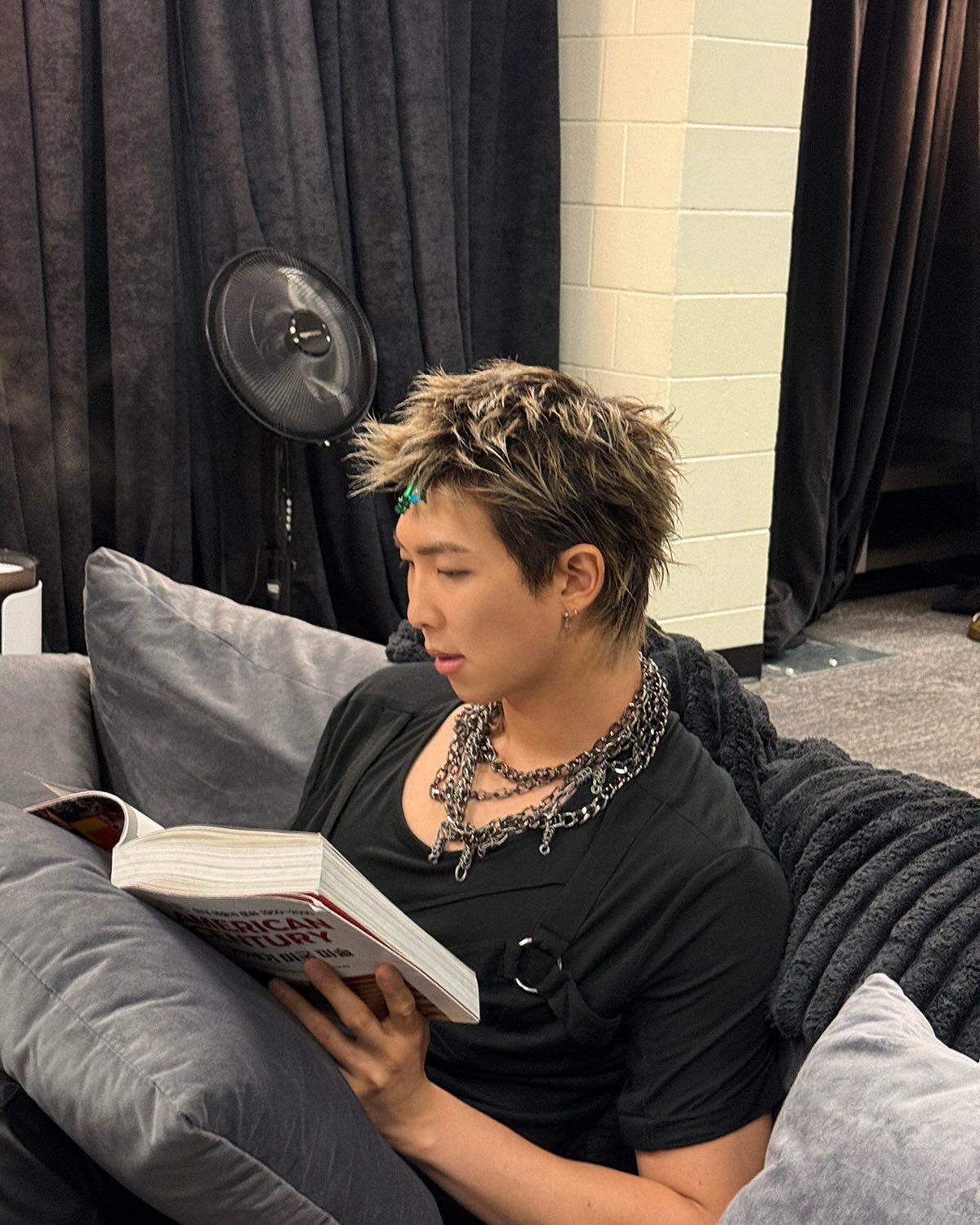 $!La lectura es uno de los hábitos de Namjoon.
