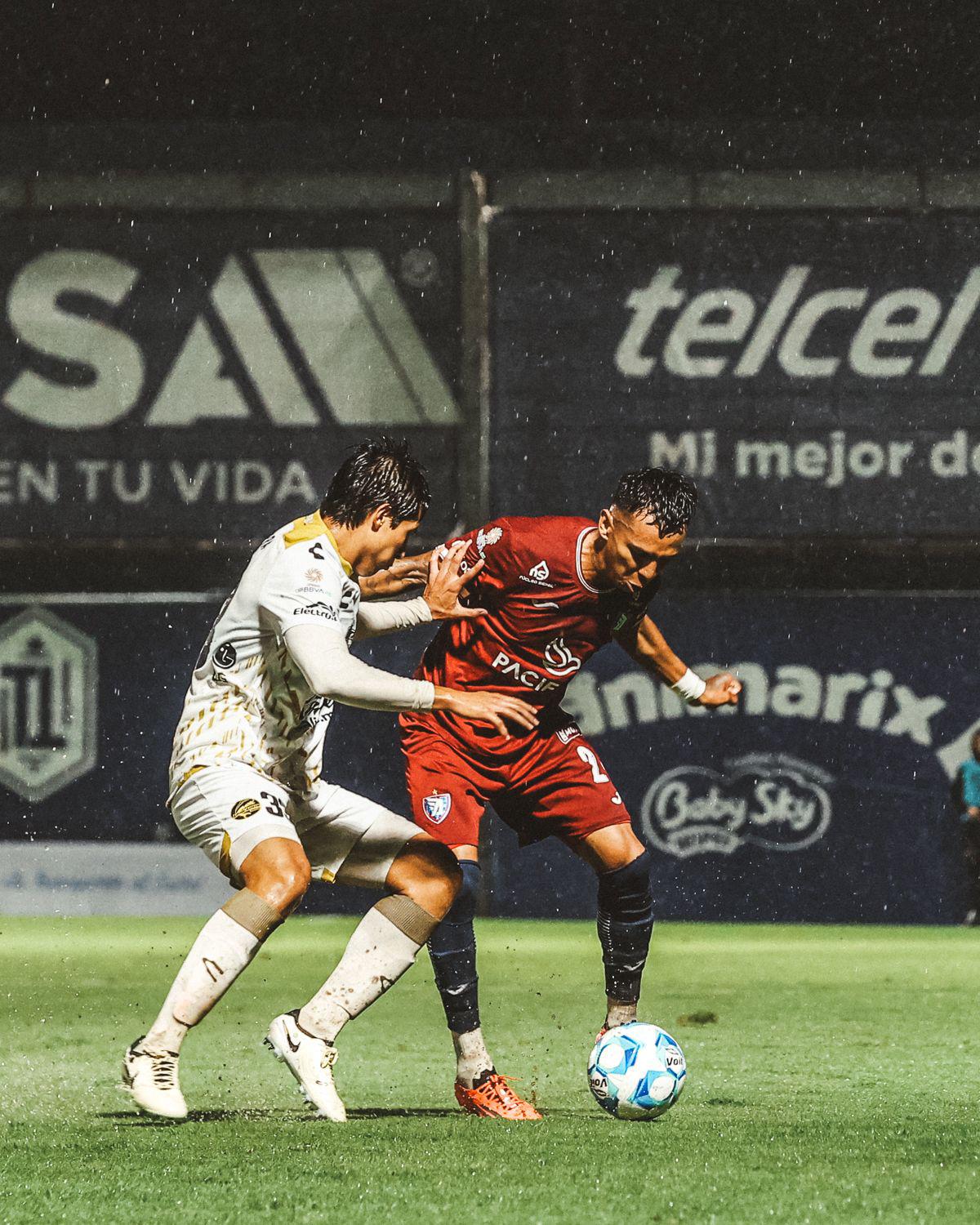 $!Cirilo Saucedo, molesto por jugar en un campo destruido por la lluvia