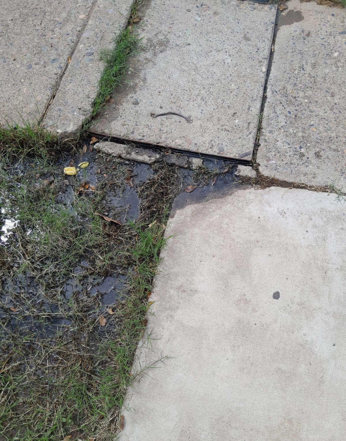 $!Tienen vecinos de Barrancos, en Culiacán, dos meses con fuga de drenaje; Japac no lo ha atendido