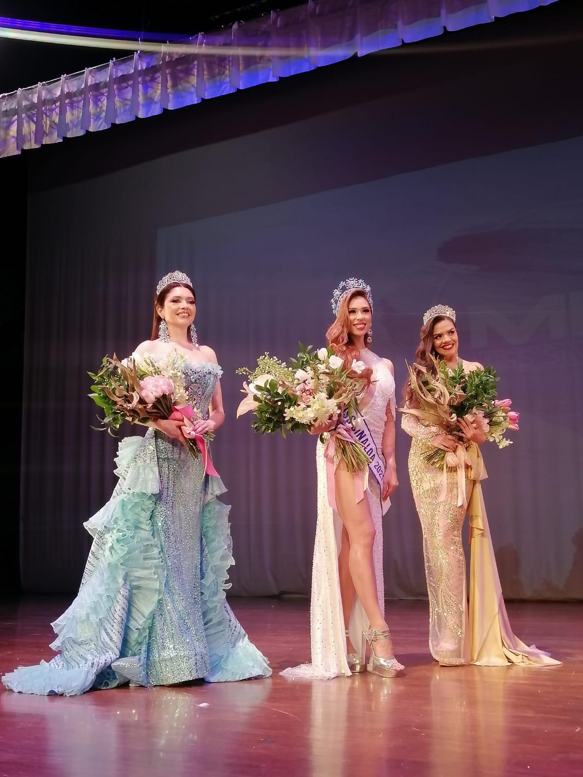 $!Karla Rivas en medio de la ganadora del segundo lugar, Ruby Romero; y de la segunda finalista, Kate Bojórquez.