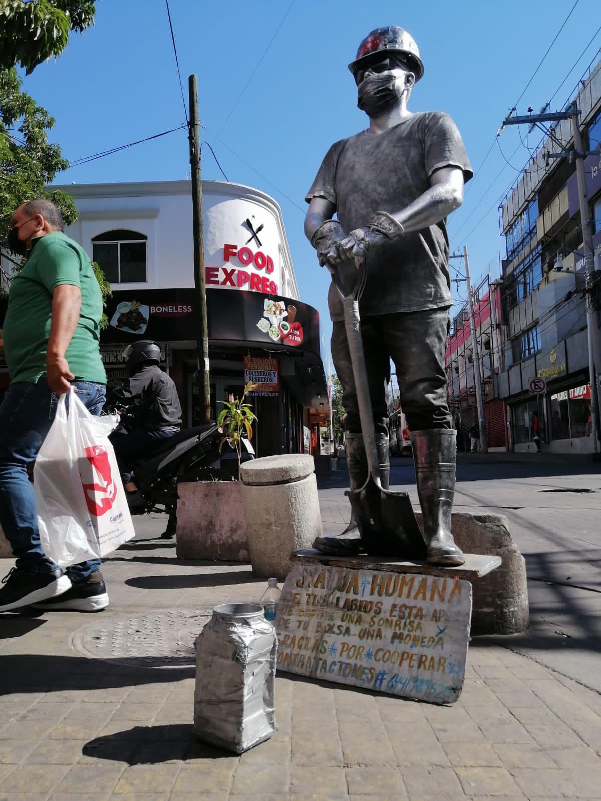 $!Detrás de la ‘estatua humana’ en Culiacán se encuentra un artista que adora a los niños