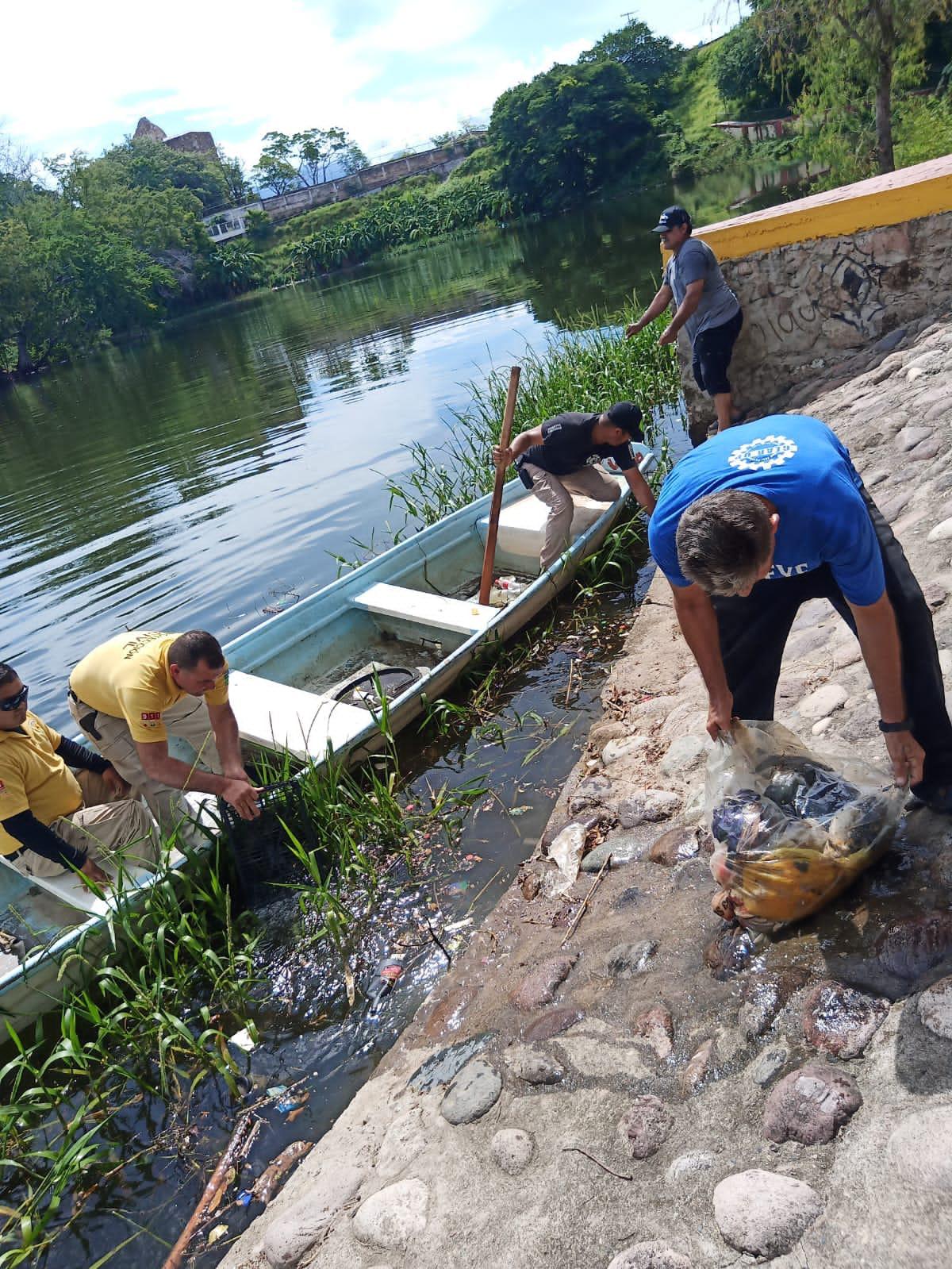 $!Retiran media tonelada de basura de la Laguna del Iguanero