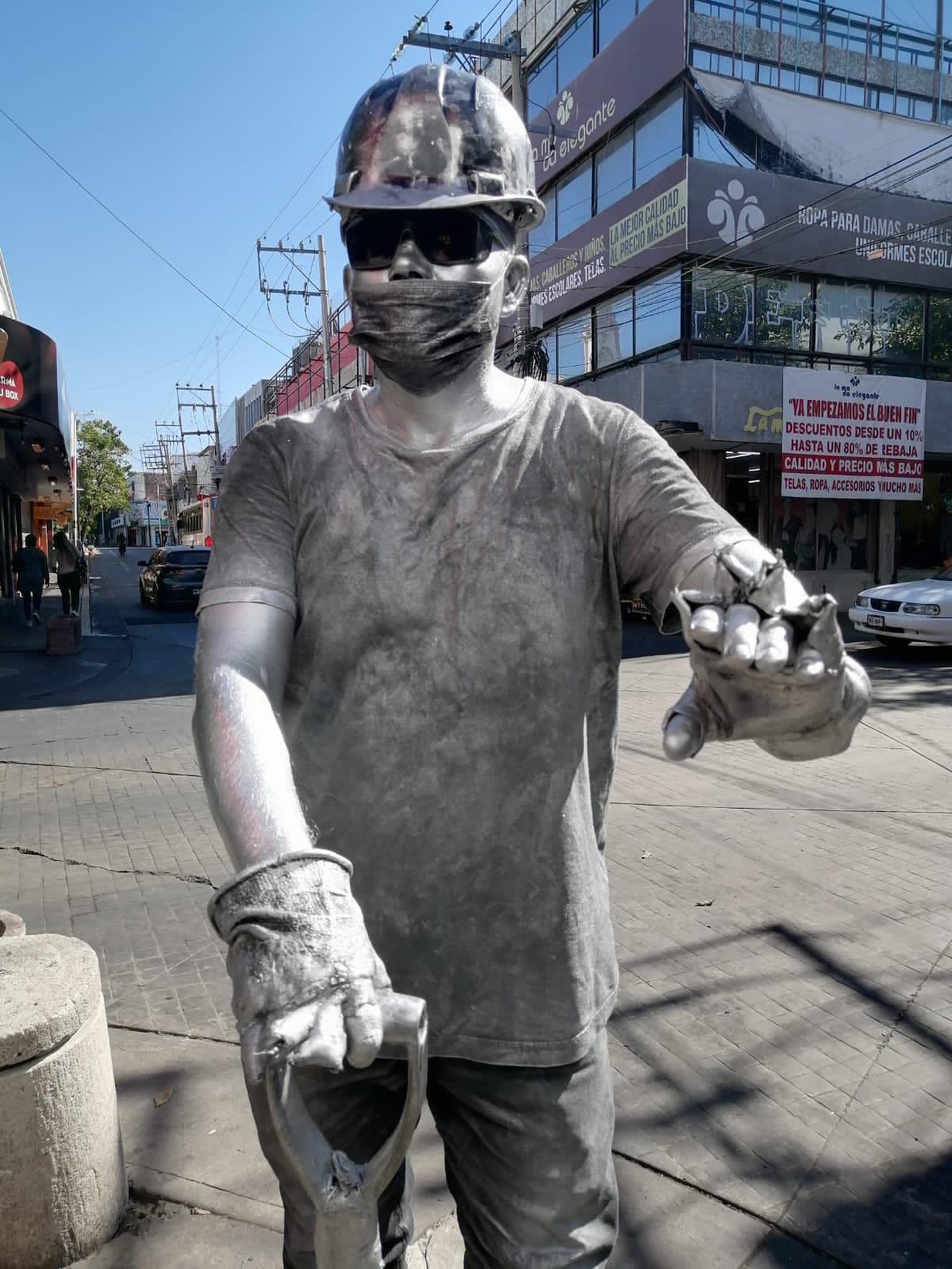 $!Detrás de la ‘estatua humana’ en Culiacán se encuentra un artista que adora a los niños