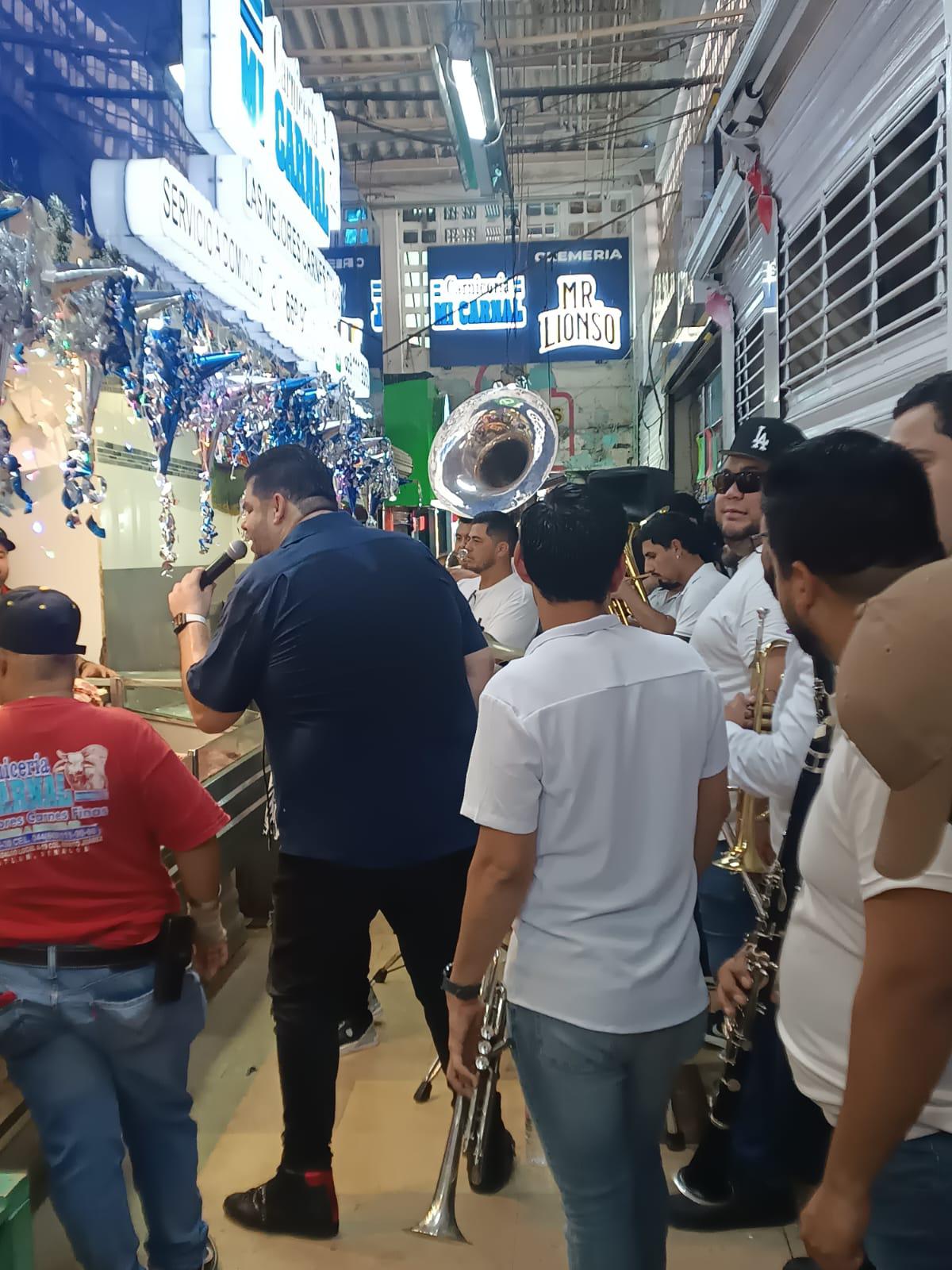 $!Max Peraza y Jorge Cordero le cantan a la Virgen de Guadalupe en el mercado de la Juárez