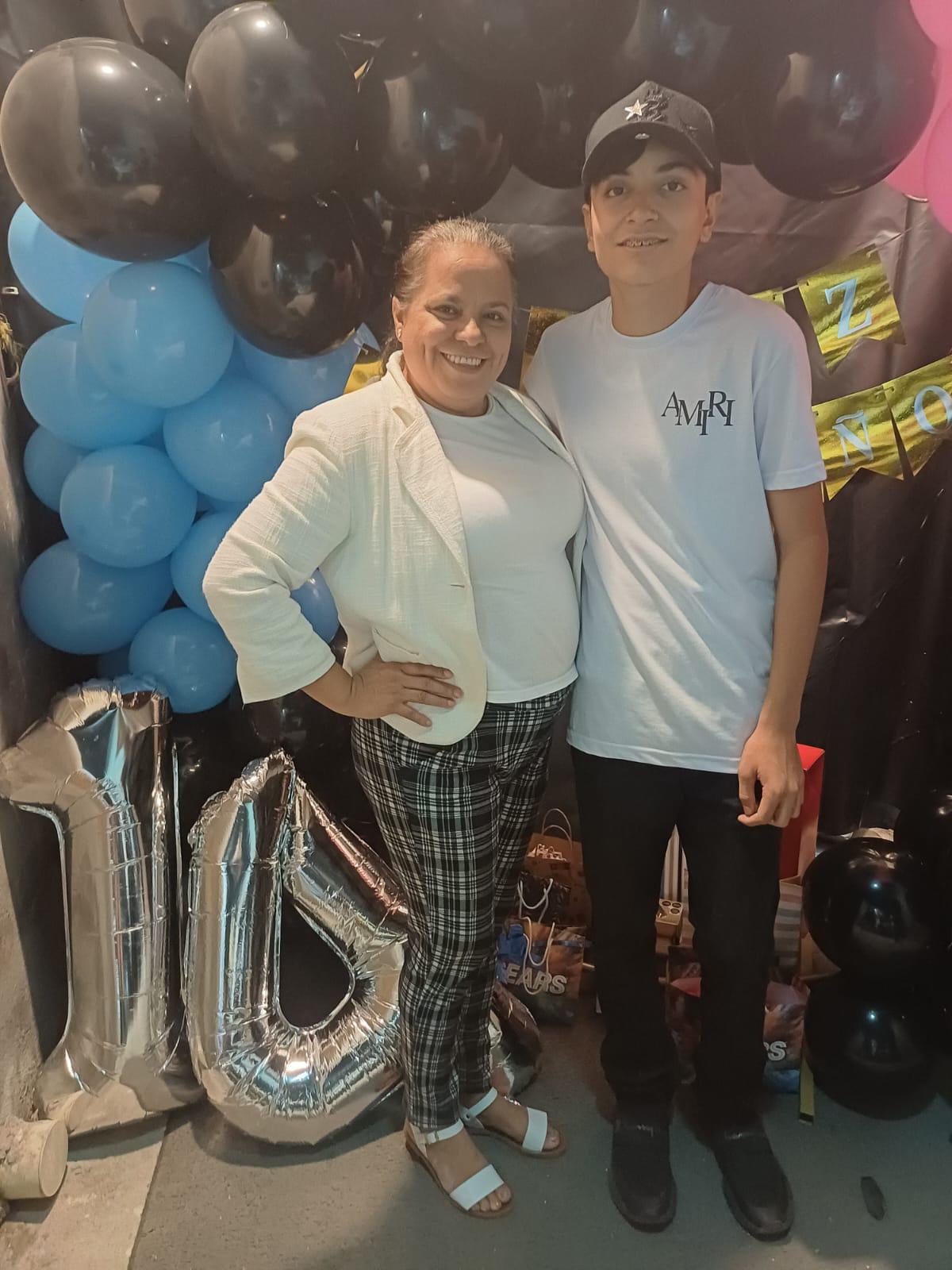 $!El festejado con su tía Juanita Aguilar López.