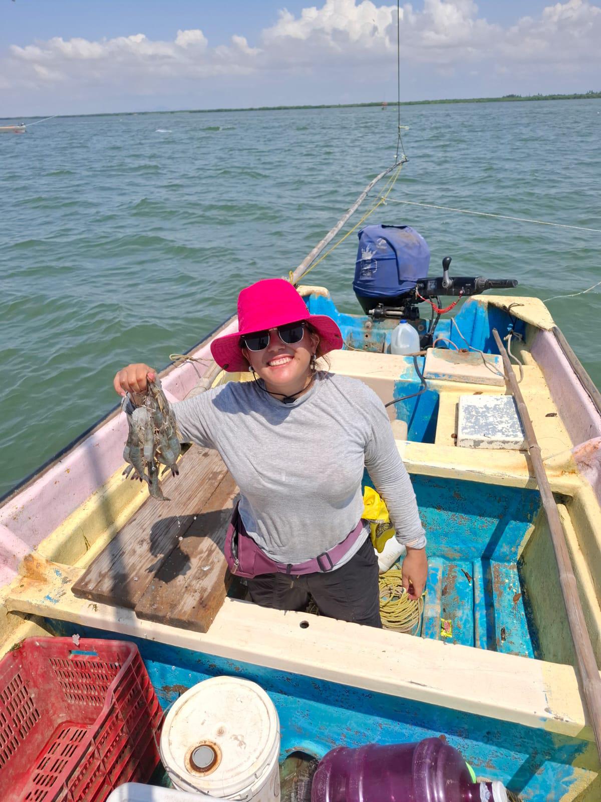 $!Vanesa enseña a niños de las costas de Navolato a cuidar de las especies del mar