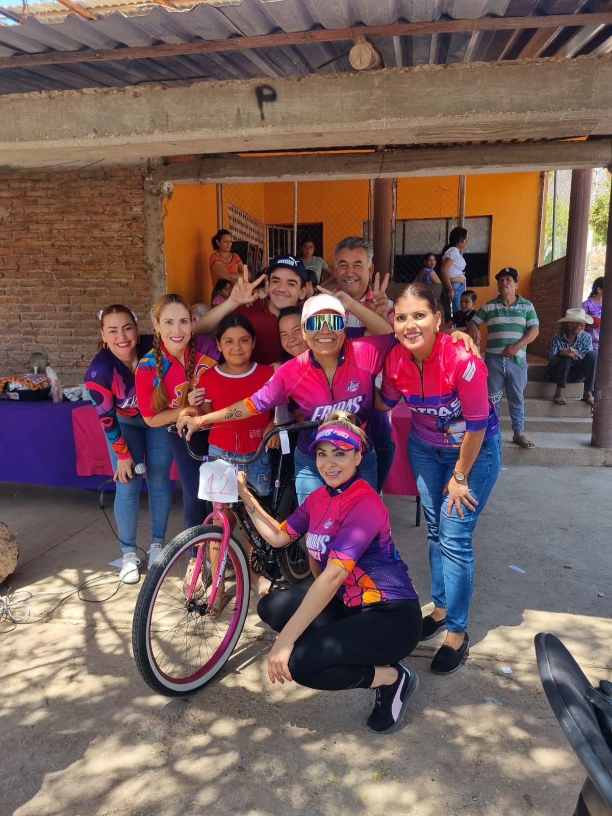 $!Fridas en Bici Sinaloa hace felices a las niñas y niños de El Armadillo, en Mazatlán