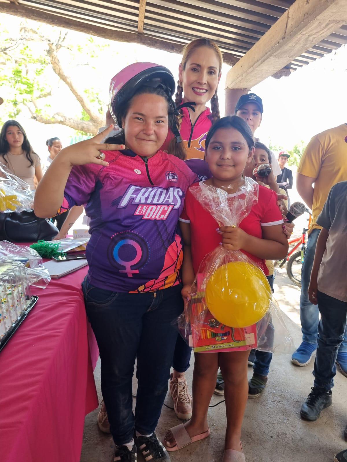 $!Fridas en Bici Sinaloa hace felices a las niñas y niños de El Armadillo, en Mazatlán