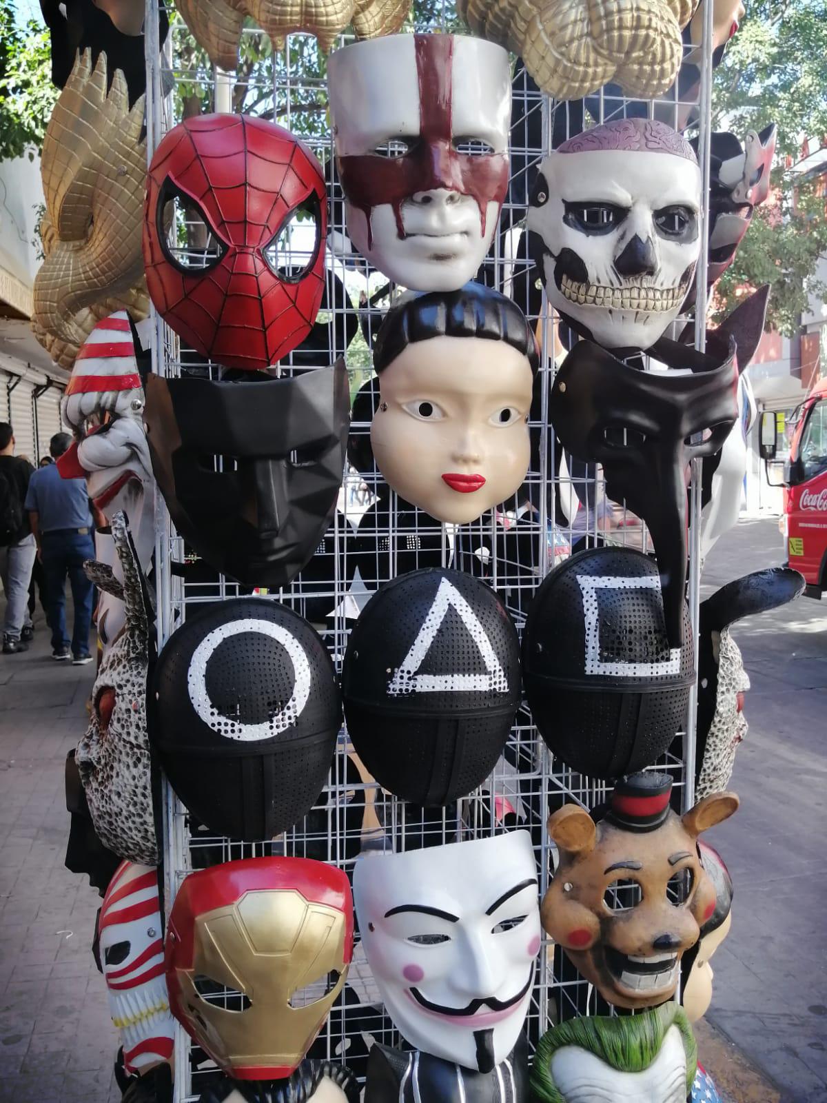 $!Lleva Fernando dos décadas elaborando máscaras artesanales para Halloween