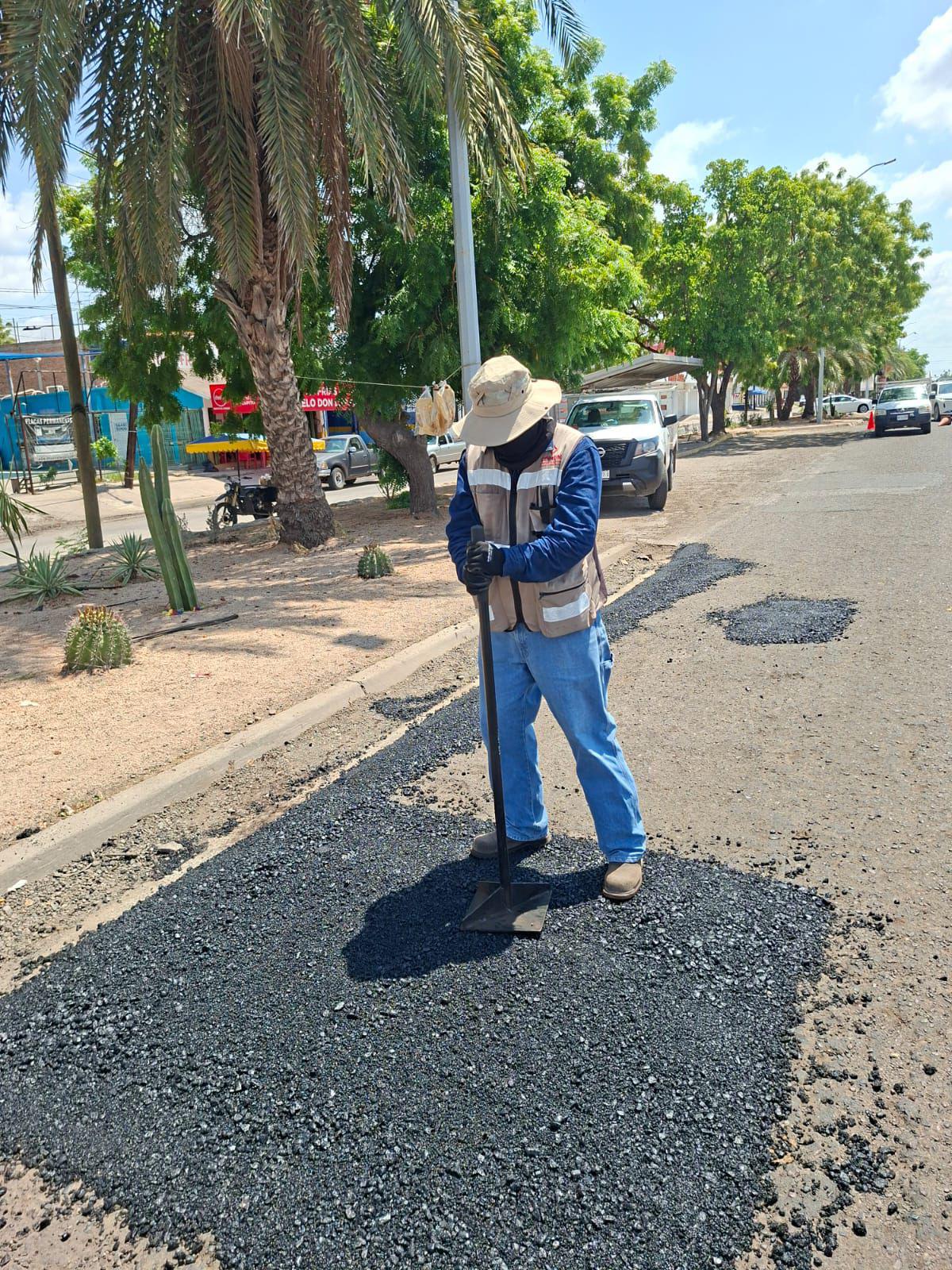 $!Obras Públicas intensifica bacheo por estragos de lluvias en Ahome