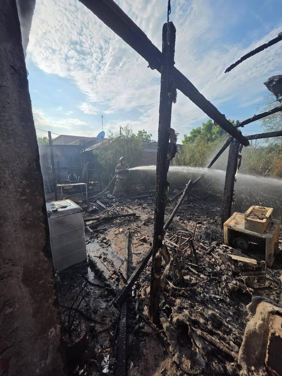 $!Incendio reduce a cenizas vivienda en Juan José Ríos