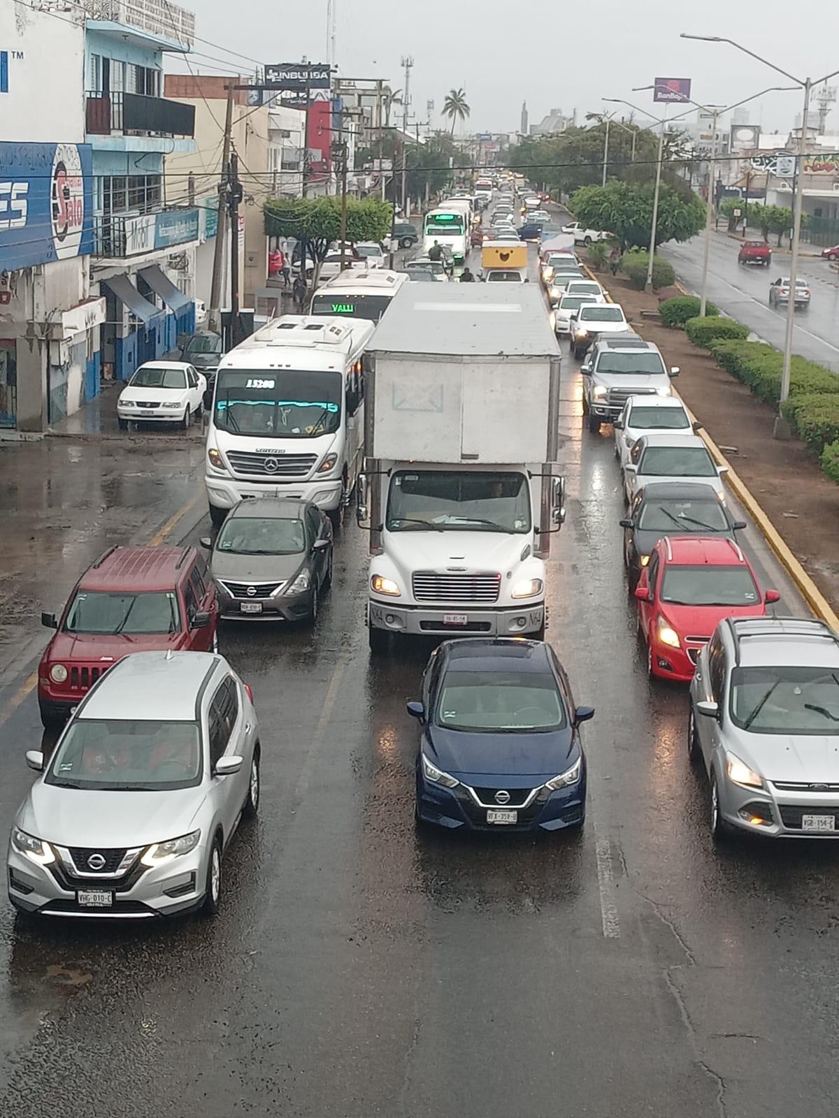 $!Dejan lluvias en Mazatlán una persona ahogada, inundaciones, apagones y colapso vial