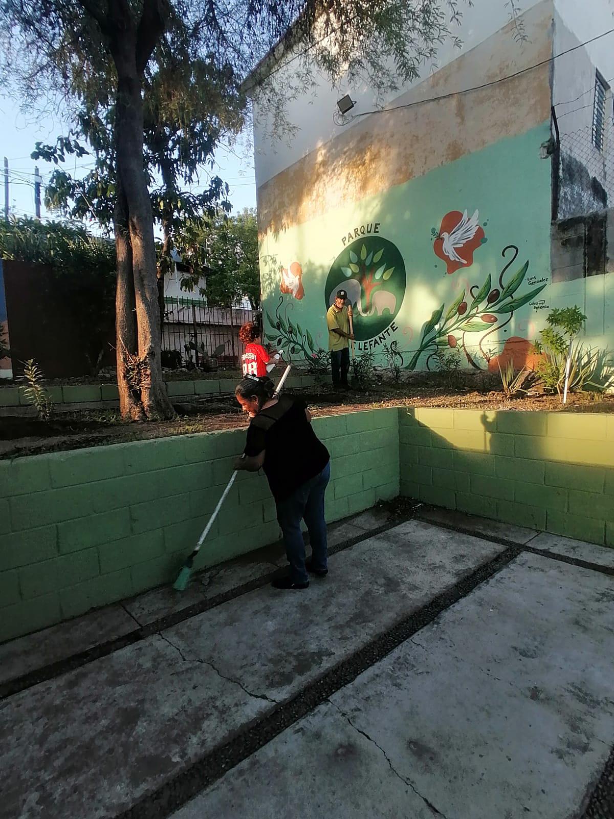 $!Vecinas de Cañadas, en Culiacán, defienden y cuidan el parque de la colonia