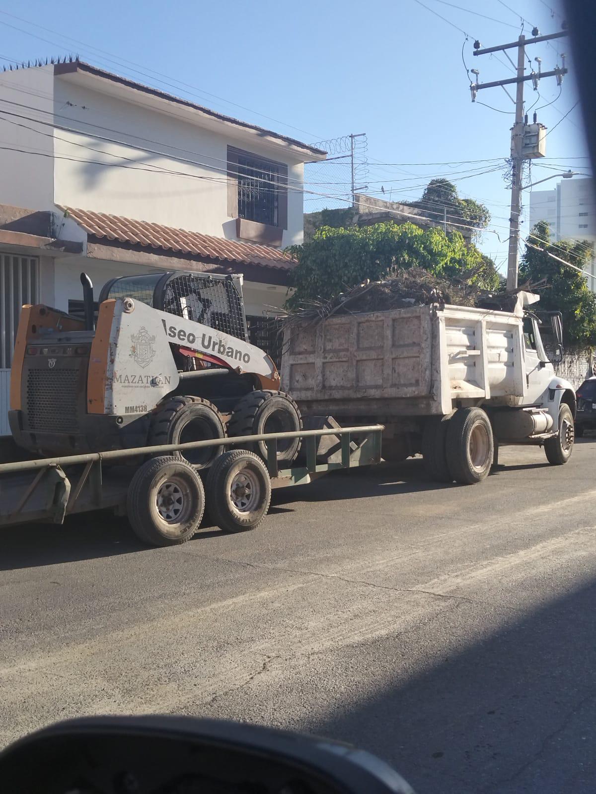 $!Realizan limpieza en basureros clandestinos en la Ferrocarrilera y Palos Prietos