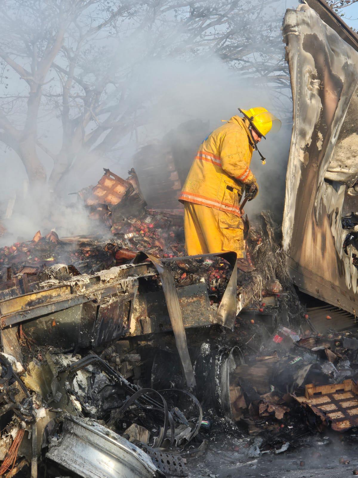 $!Choque de tráileres en la autopista deja una unidad siniestrada en Rosario