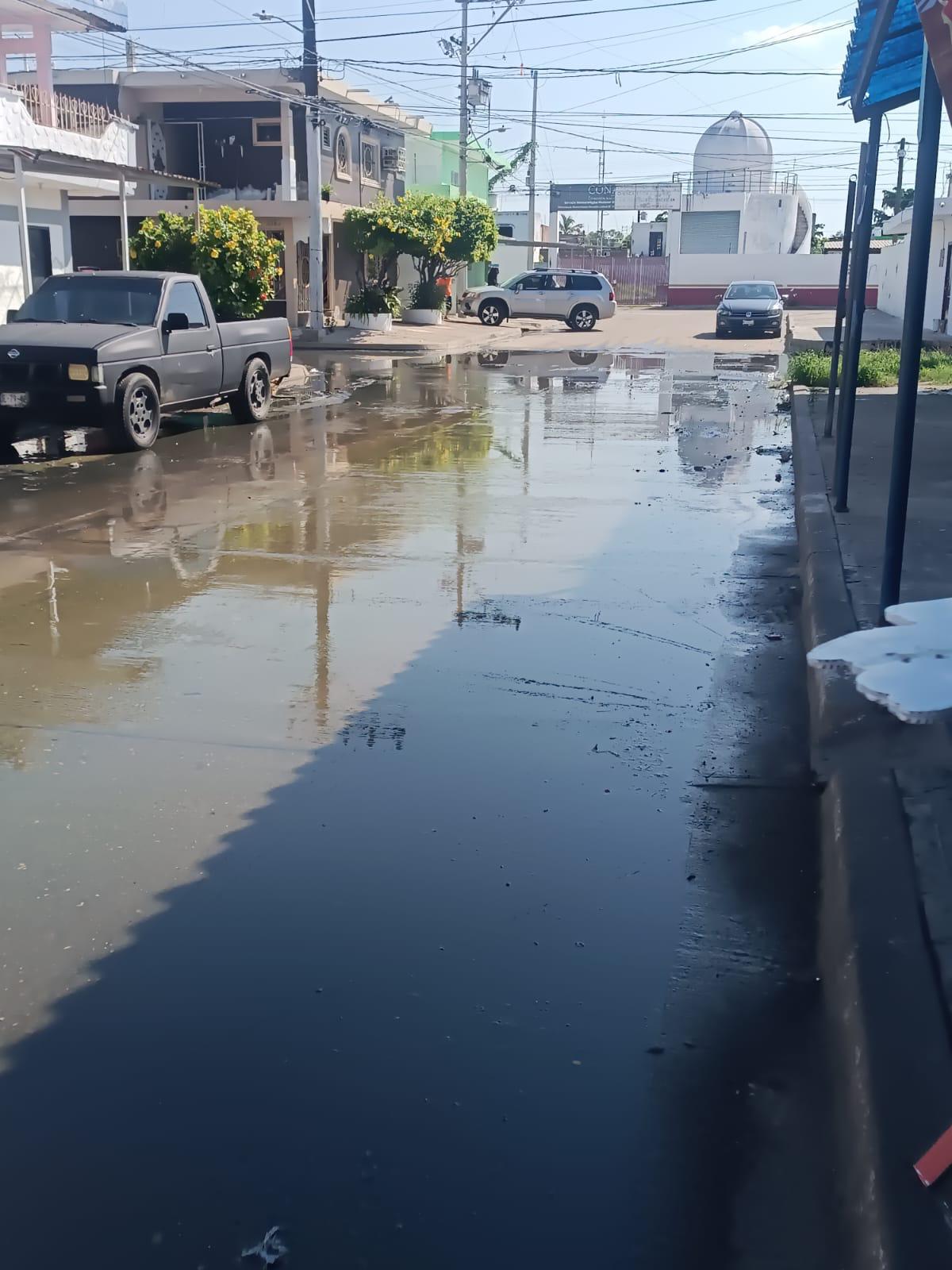 $!Vecinos de la colonia Juan Carrasco, en Mazatlán, reprochan tener que vivir con aguas negras