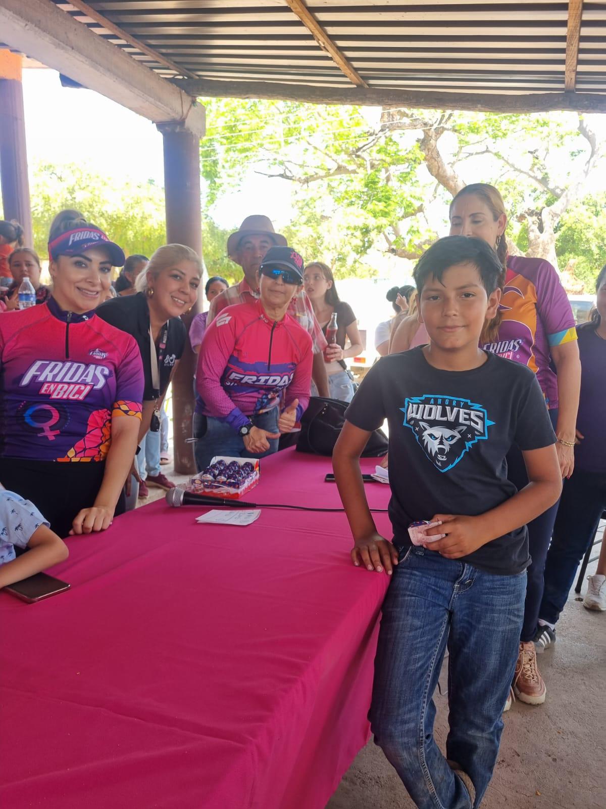 $!Fridas en Bici Sinaloa hace felices a las niñas y niños de El Armadillo, en Mazatlán