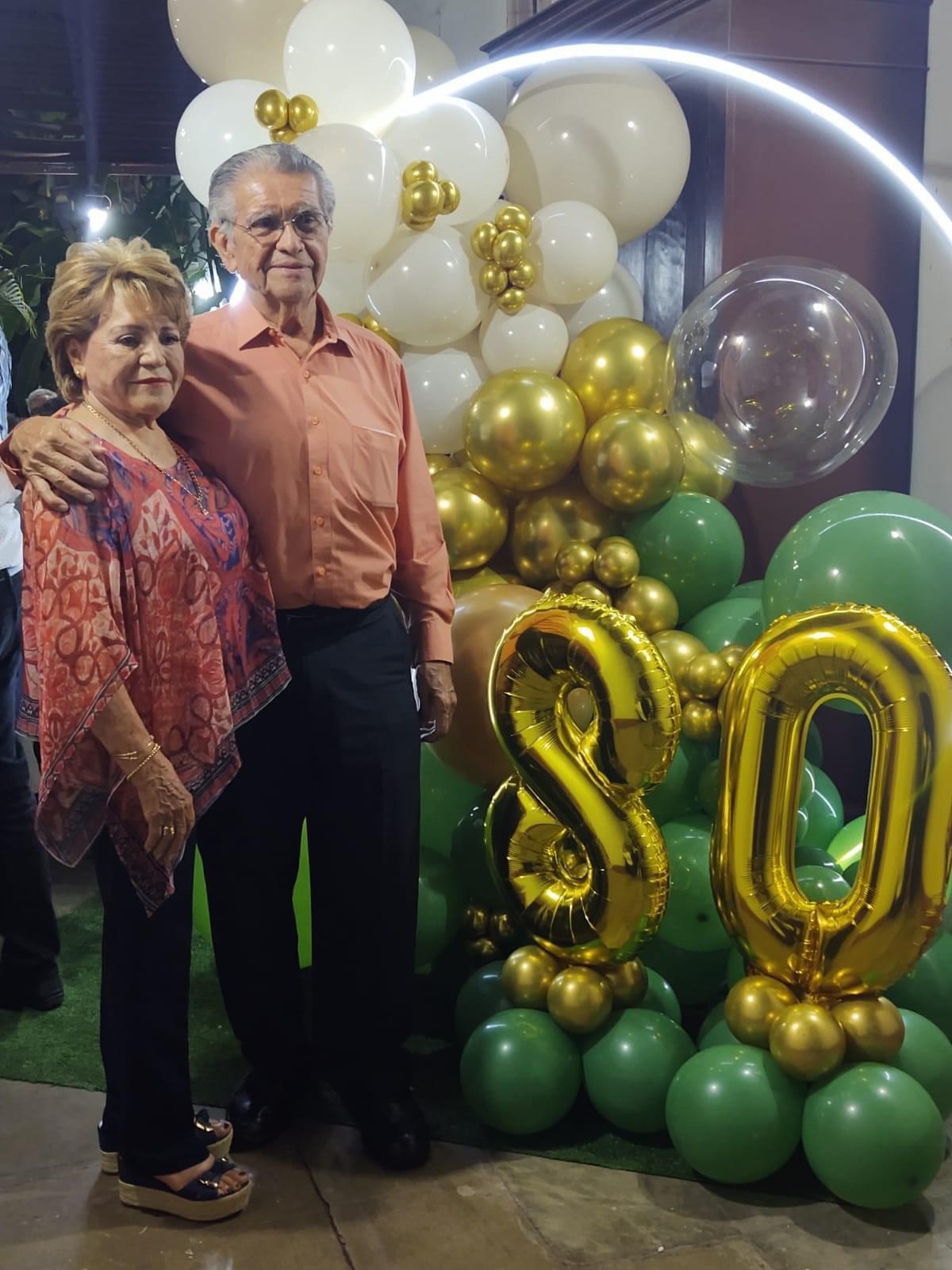 $!Su esposa Vicky Parra Vega felicita al festejado Eduardo Niebla Álvarez.