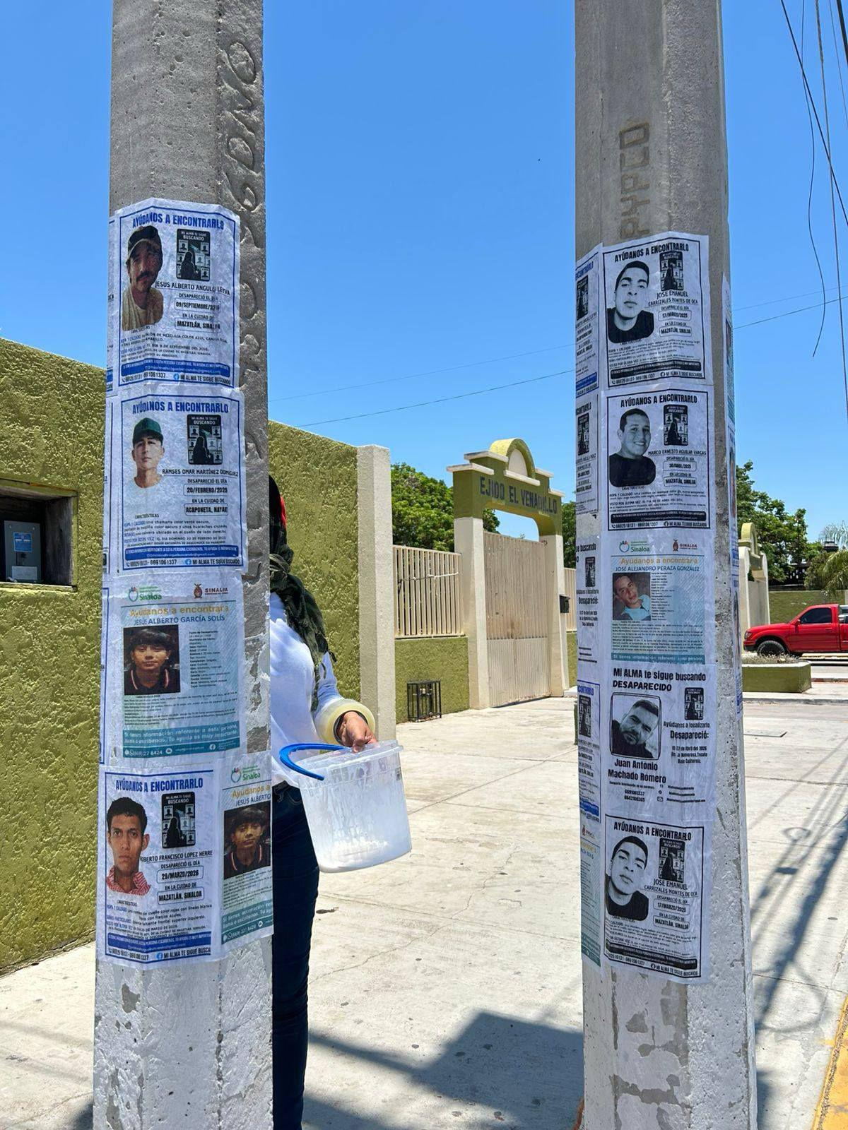 $!Madres buscadoras pegan en calles de Mazatlán fichas de búsqueda de sus desaparecidos