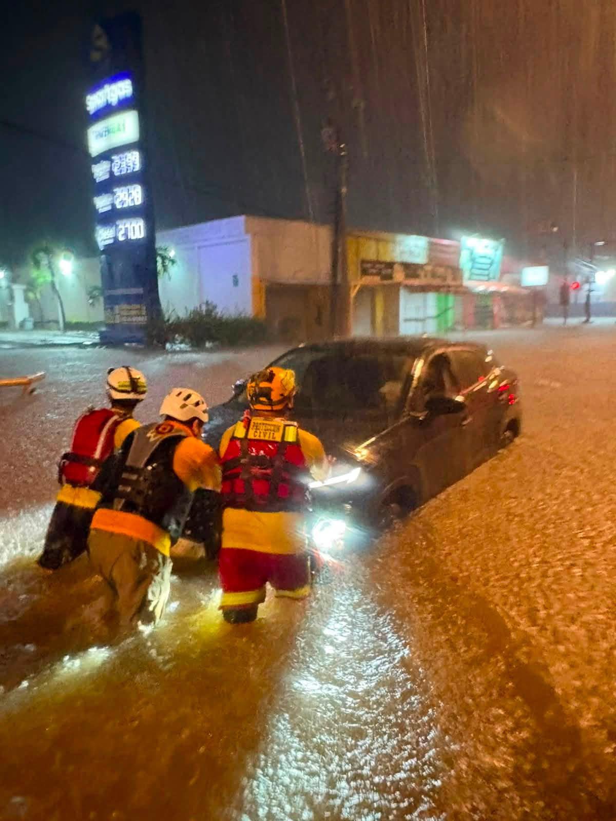 $!Rescatan y auxilian a familias tras fuertes lluvias en Mazatlán