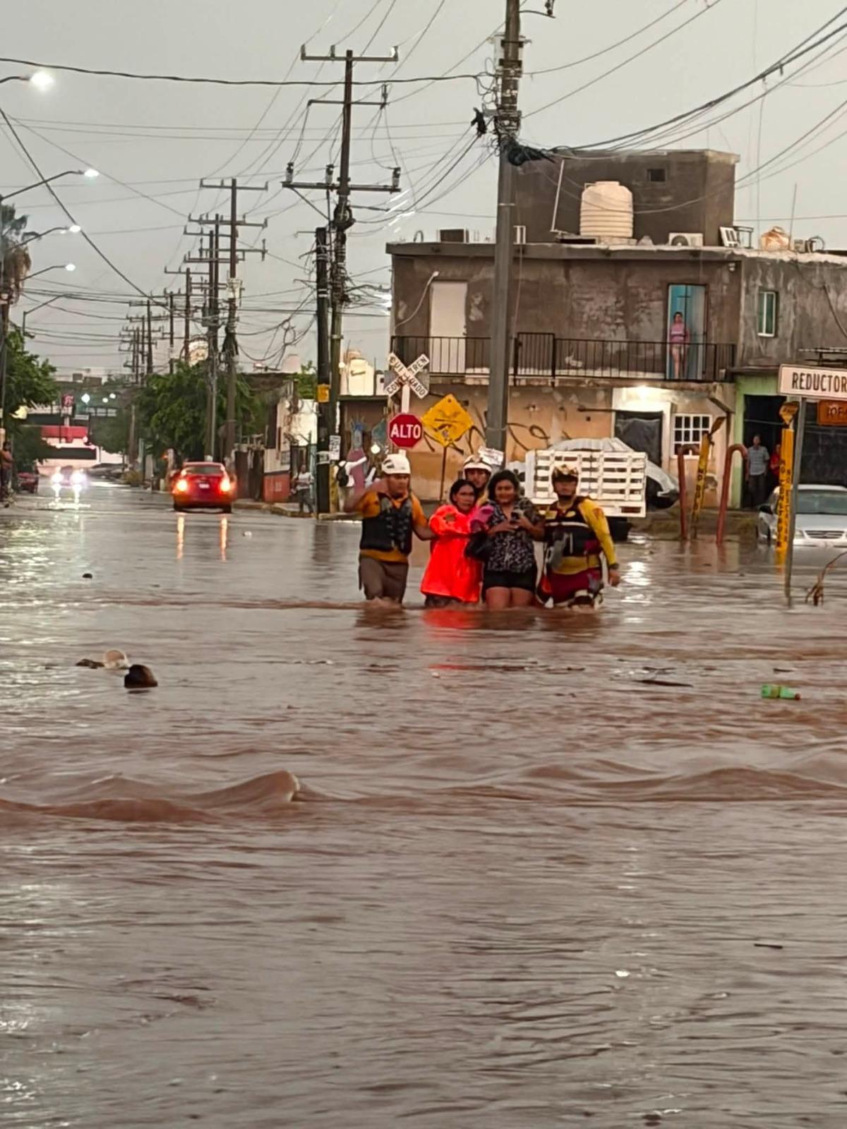 $!Rescatan y auxilian a familias tras fuertes lluvias en Mazatlán