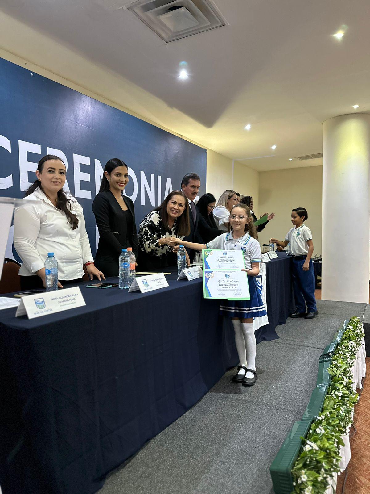 $!Luna Alaia López Álvarez recibiendo su diploma.