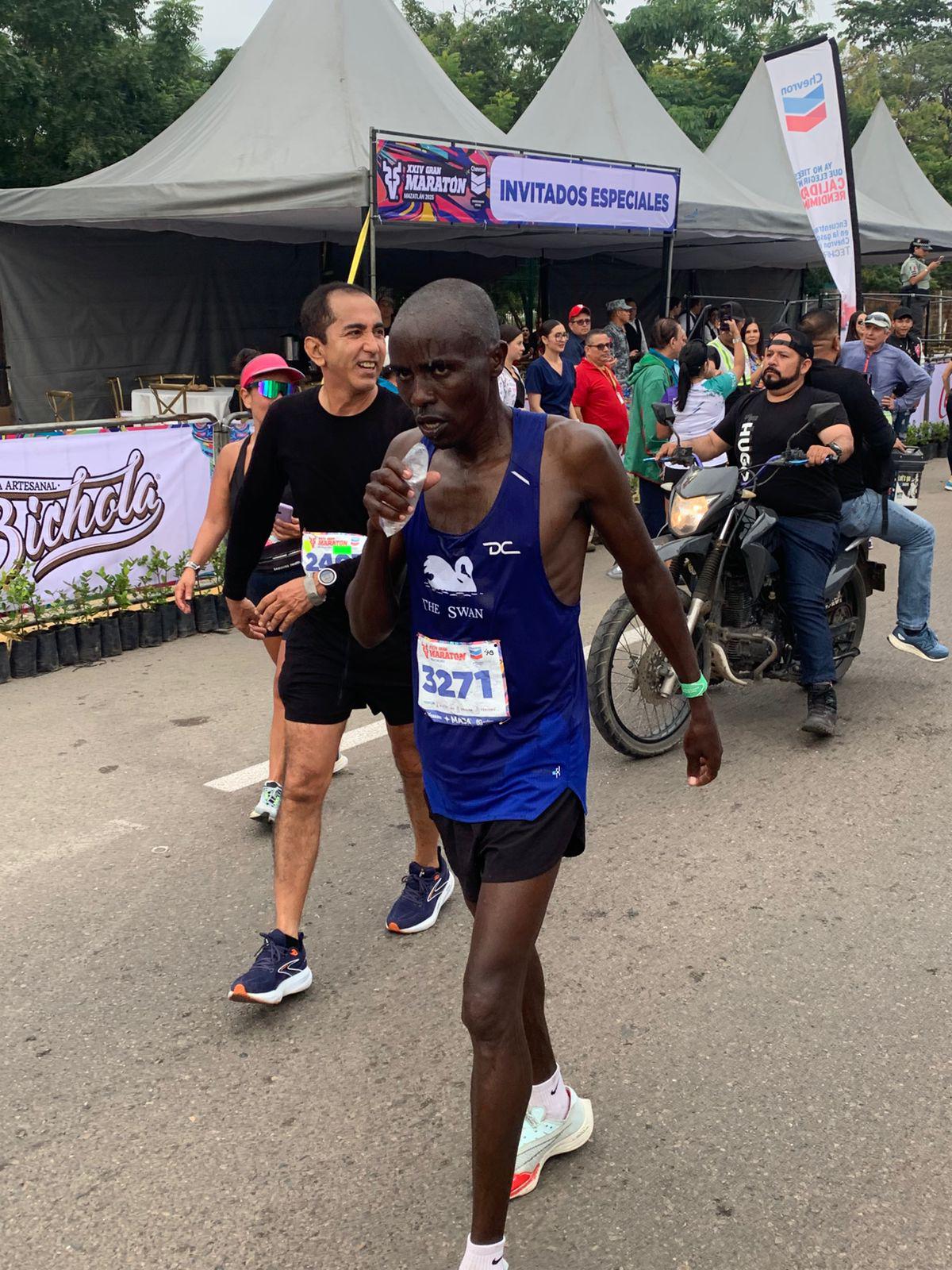 $!Keniata Alfred Kipserem Cherop se lleva la victoria en los 42K del Gran Maratón Mazatlán 2025