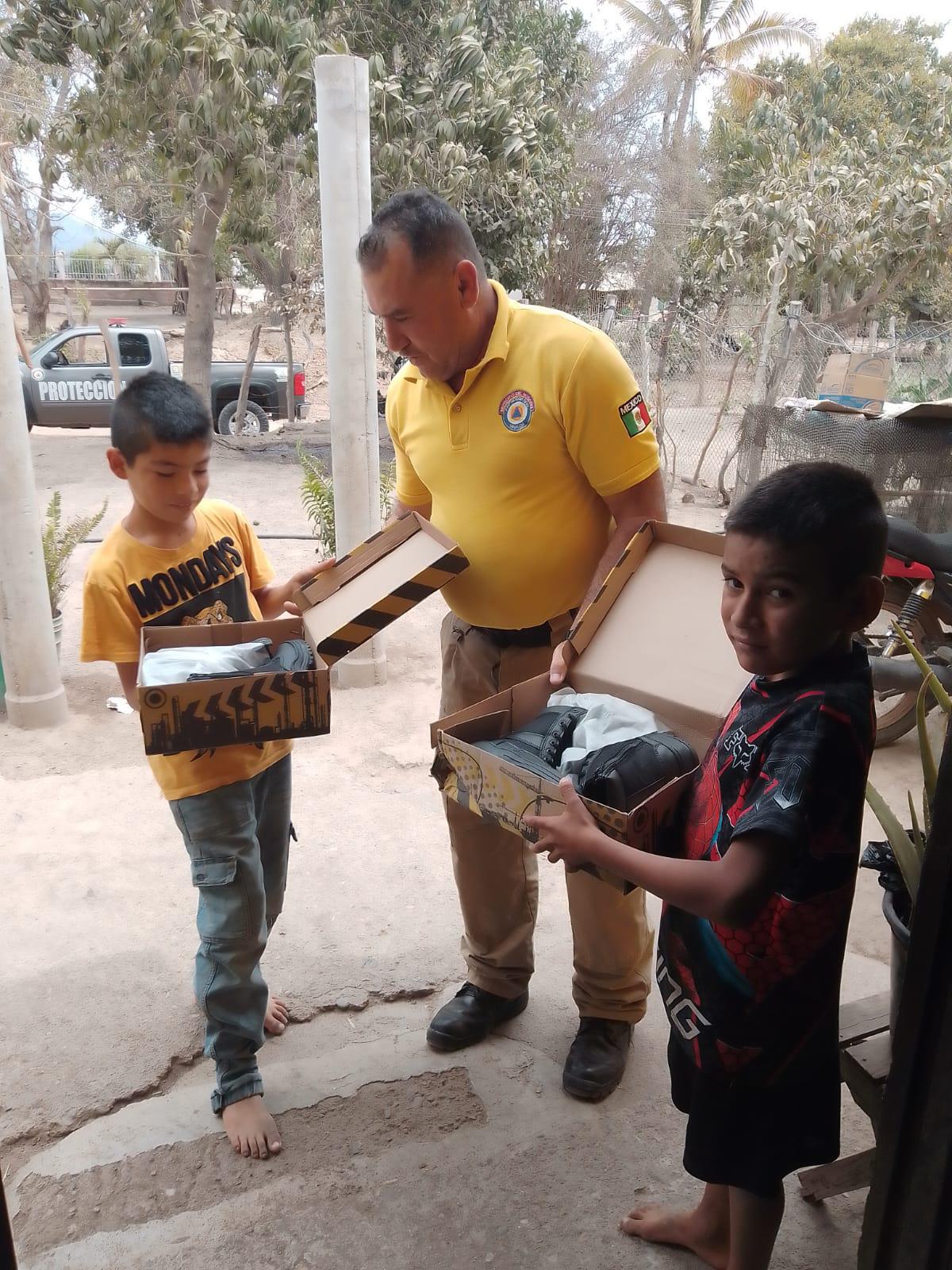 $!Reconoce Protección Civil a Roberto y Camilo por su valor al combatir incendio forestal en Rosario