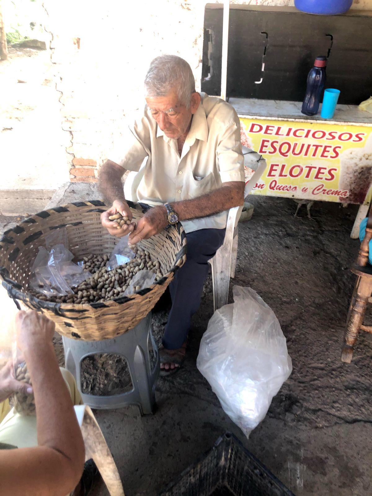 $!Don Polín, el cacahuatero que se extraña en el parque Hidalgo, en Escuinapa