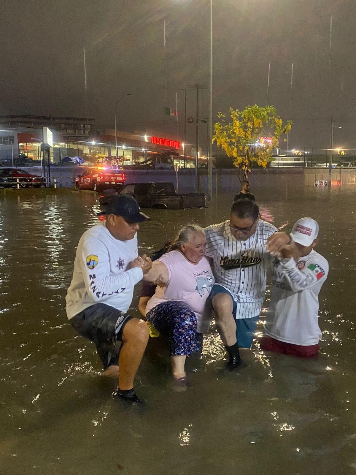 $!Policía Acuática auxilia a personas varadas por inundaciones en Mazatlán
