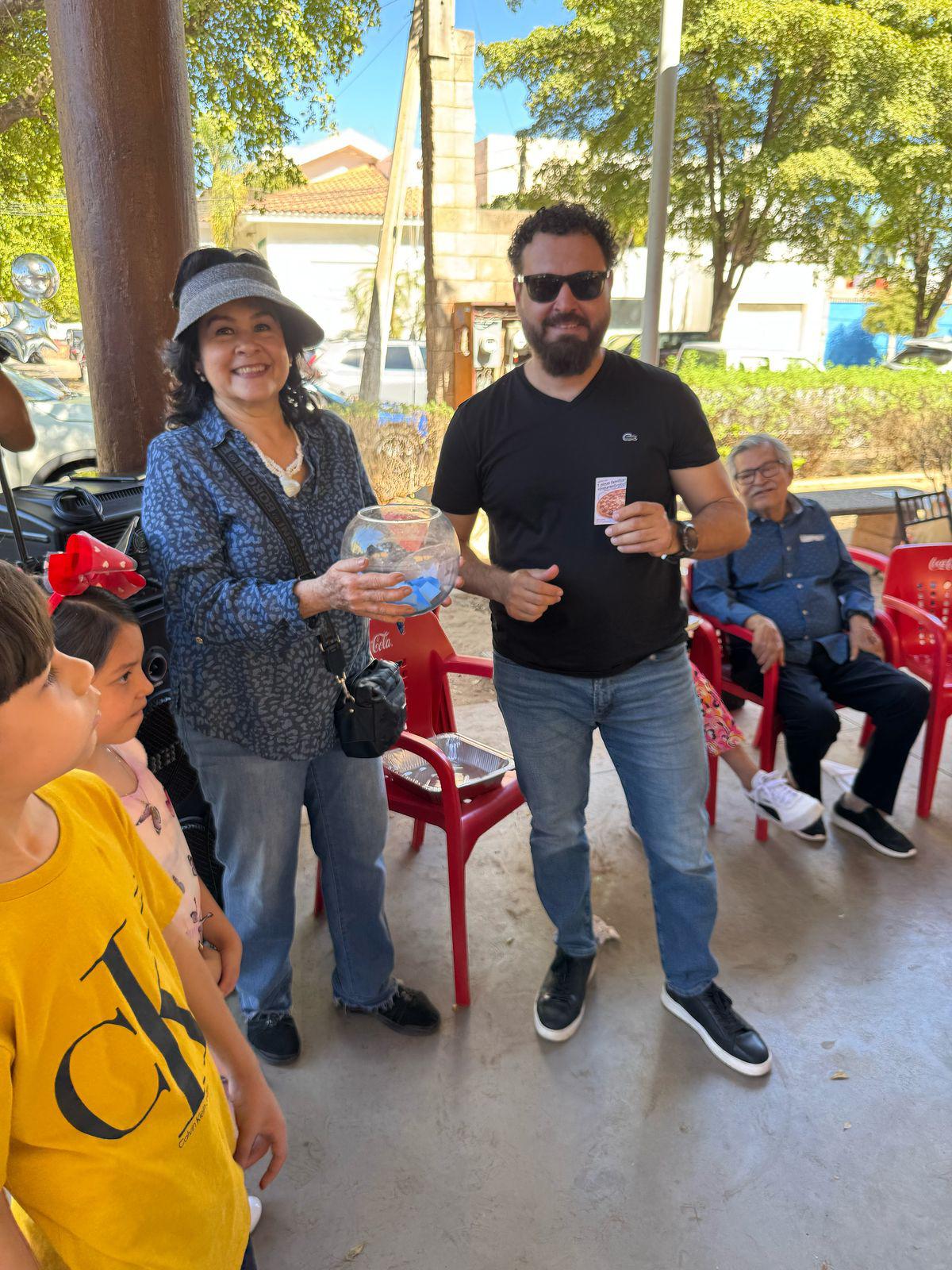 $!Conviven en kermés para ayudar al Templo de la Sagrada Familia