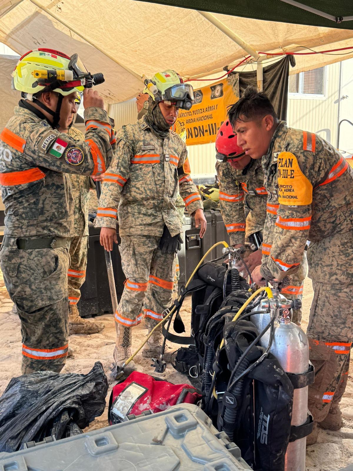 $!Reportan ‘sin éxito’ primera incursión de buzos en mina de Rosario; a las 22:00 horas retomarán labores de rescate