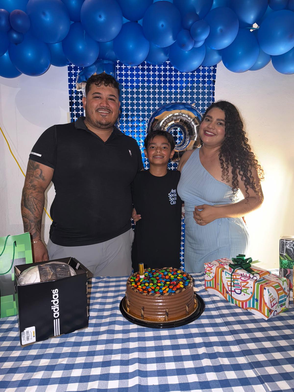 $!El cumpleañero entre sus tíos, Édgar Rojo y Gabriela Portillo.