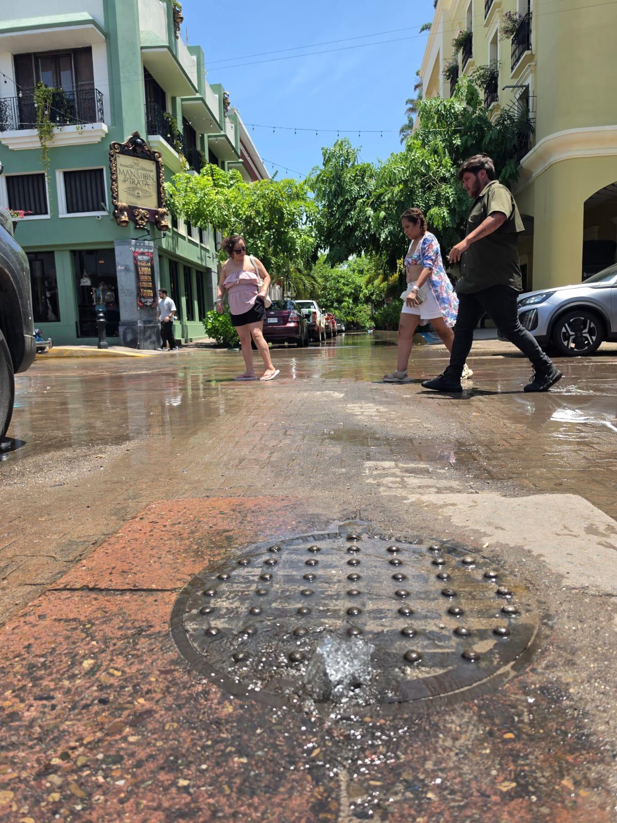 $!Una vez más las lluvias exhiben las deficiencias del drenaje en el Centro Histórico de Mazatlán