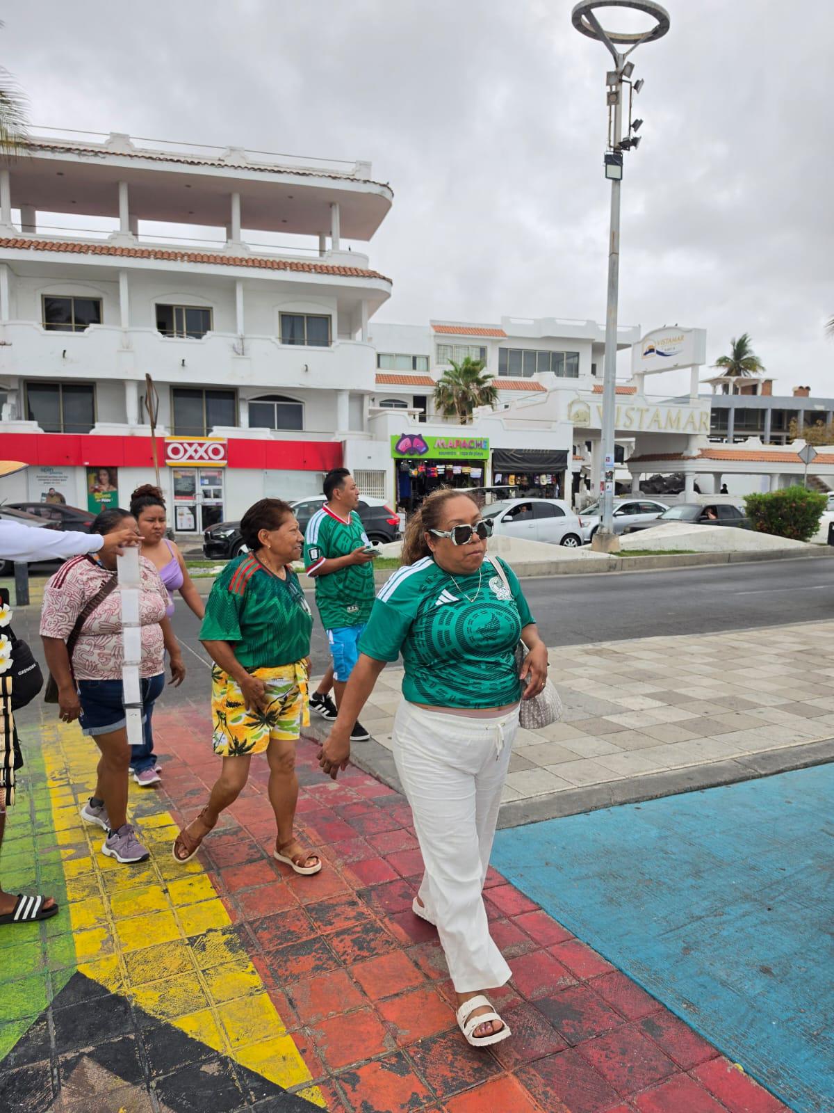 $!Aficionados celebran en Mazatlán el debut ganador del Tri